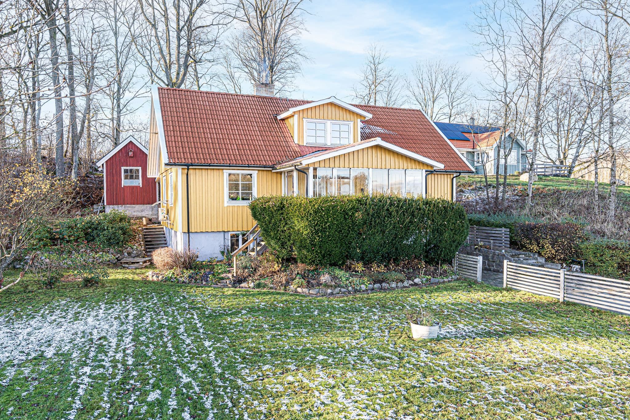 Stor gräsyta framför huset