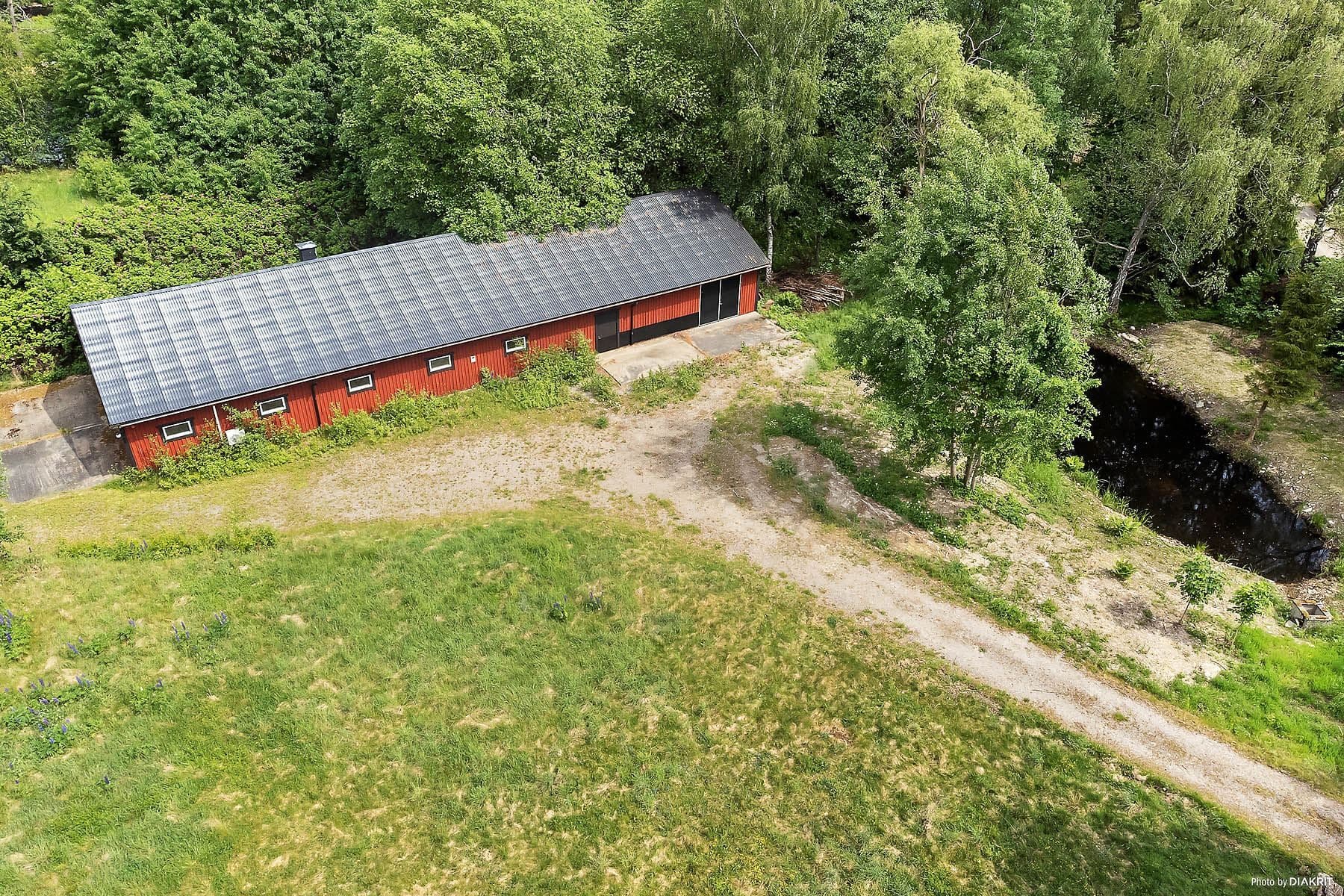 Ekonomibyggnad med vändplan och gjuten platta för uppställningsplats.