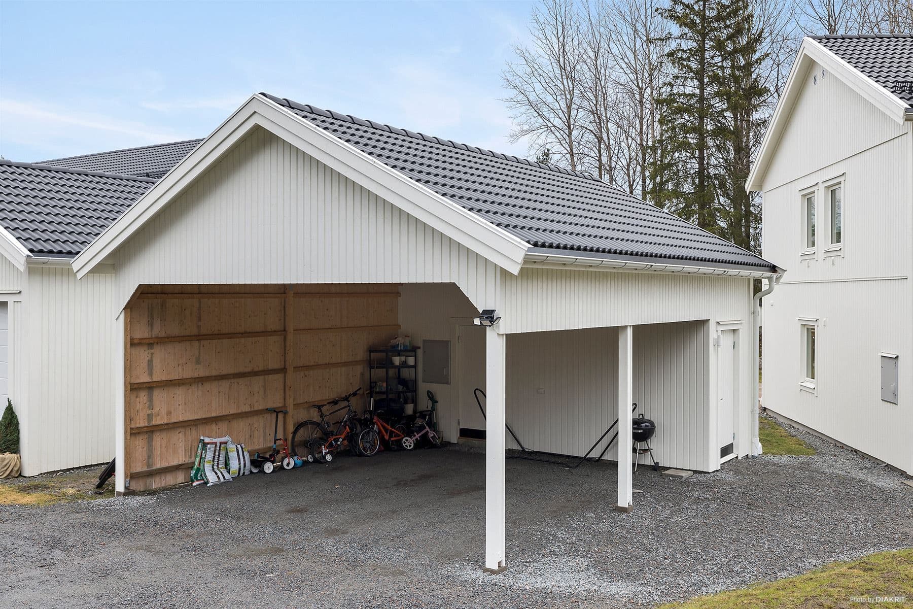 Carport med förråd på entrésidan