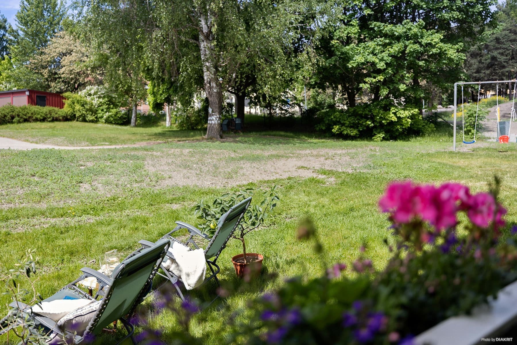 Vy från balkong mot innergård