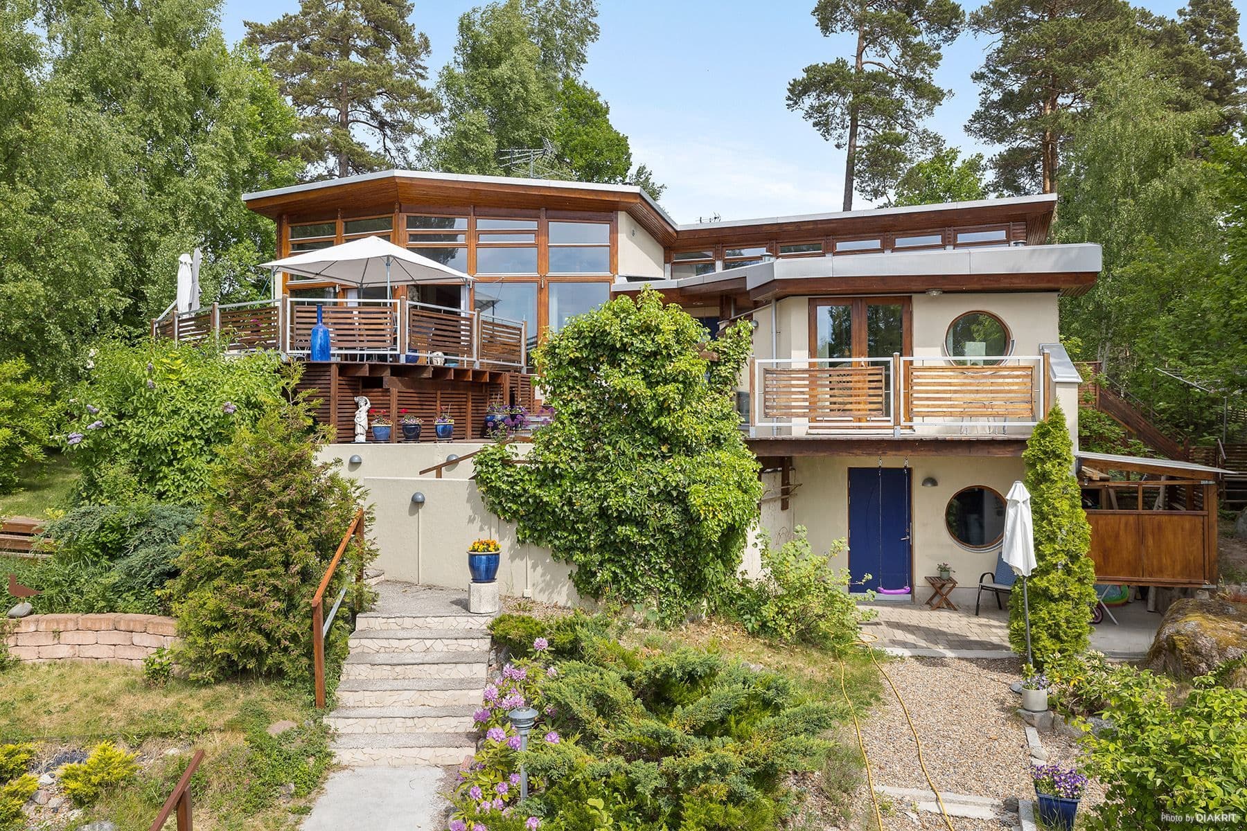 Entrésidan med två ingångar till huset