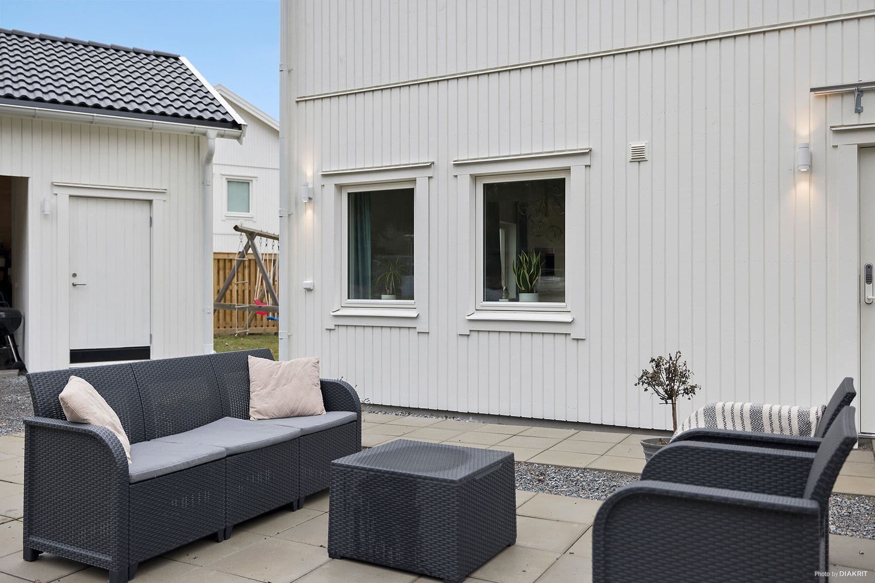 Härlig uteplats på entrésidan av huset
