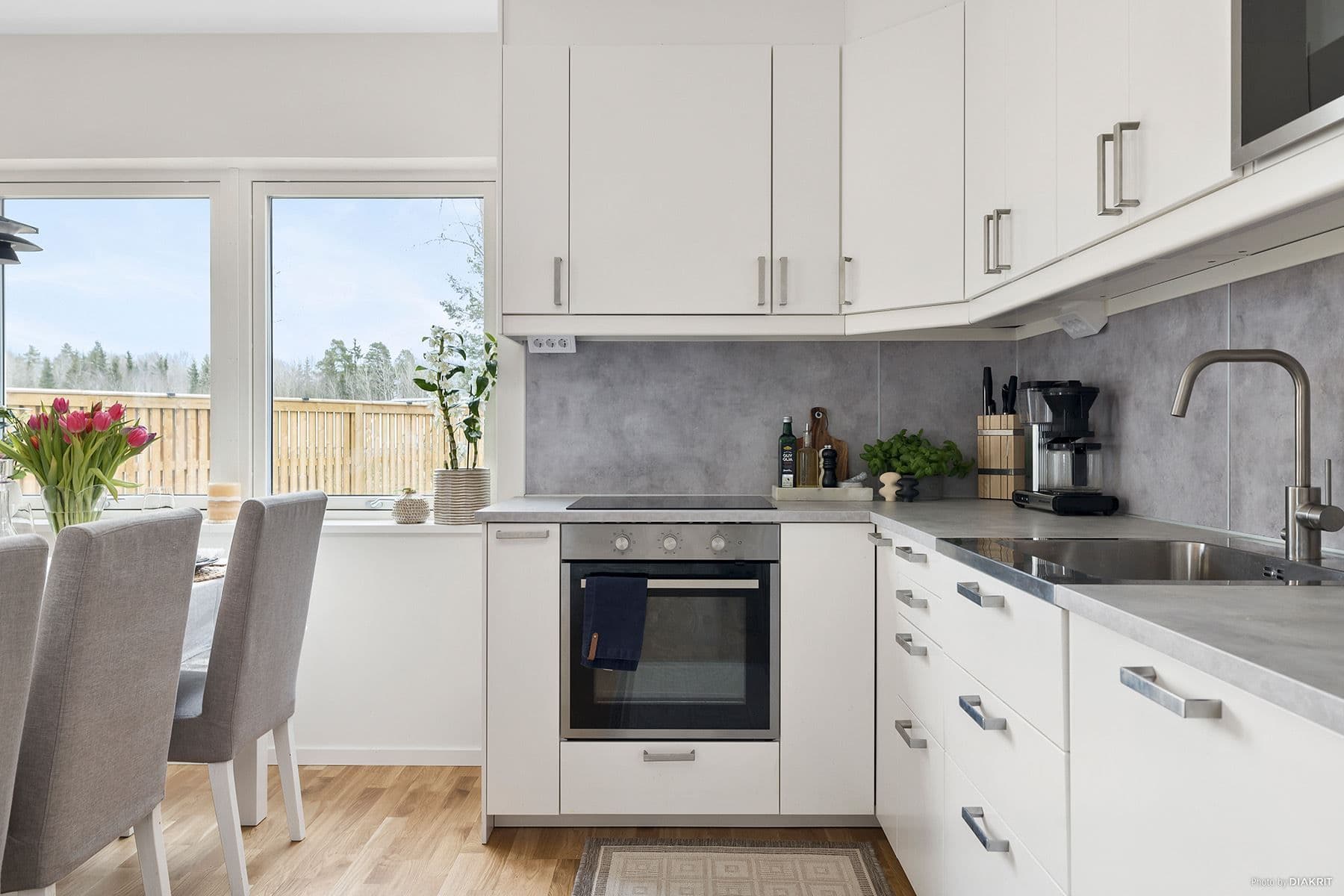Kök med utgång till baksidan av huset
