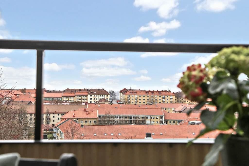 Från lägenheten har du härlig utsikt över Göteborgs takåsar