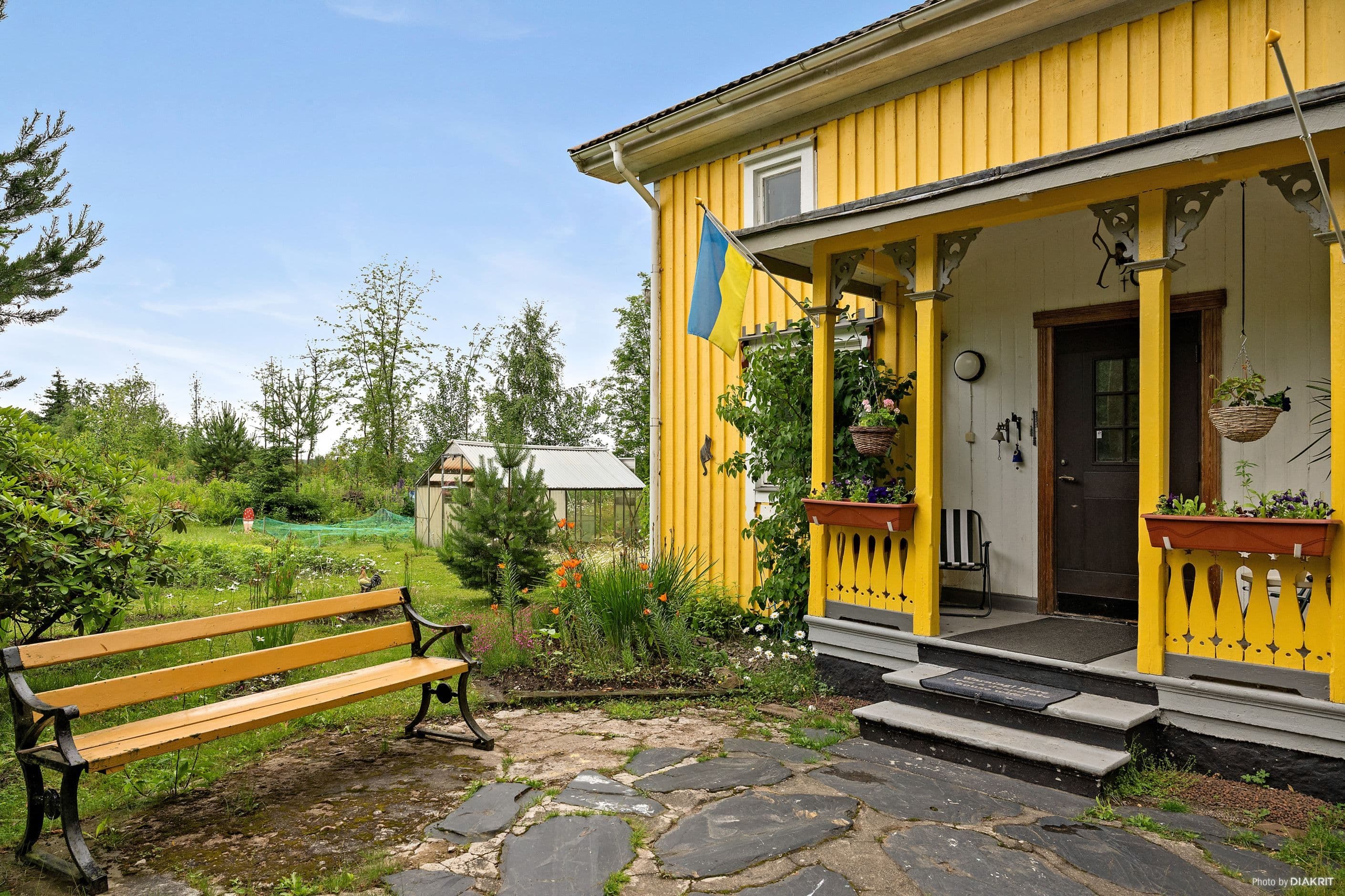 Sittplats utanför entrén