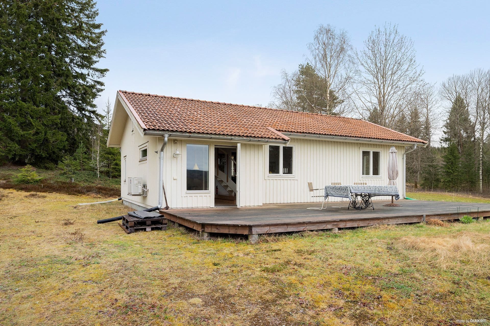 Solig altan längs hela huset.