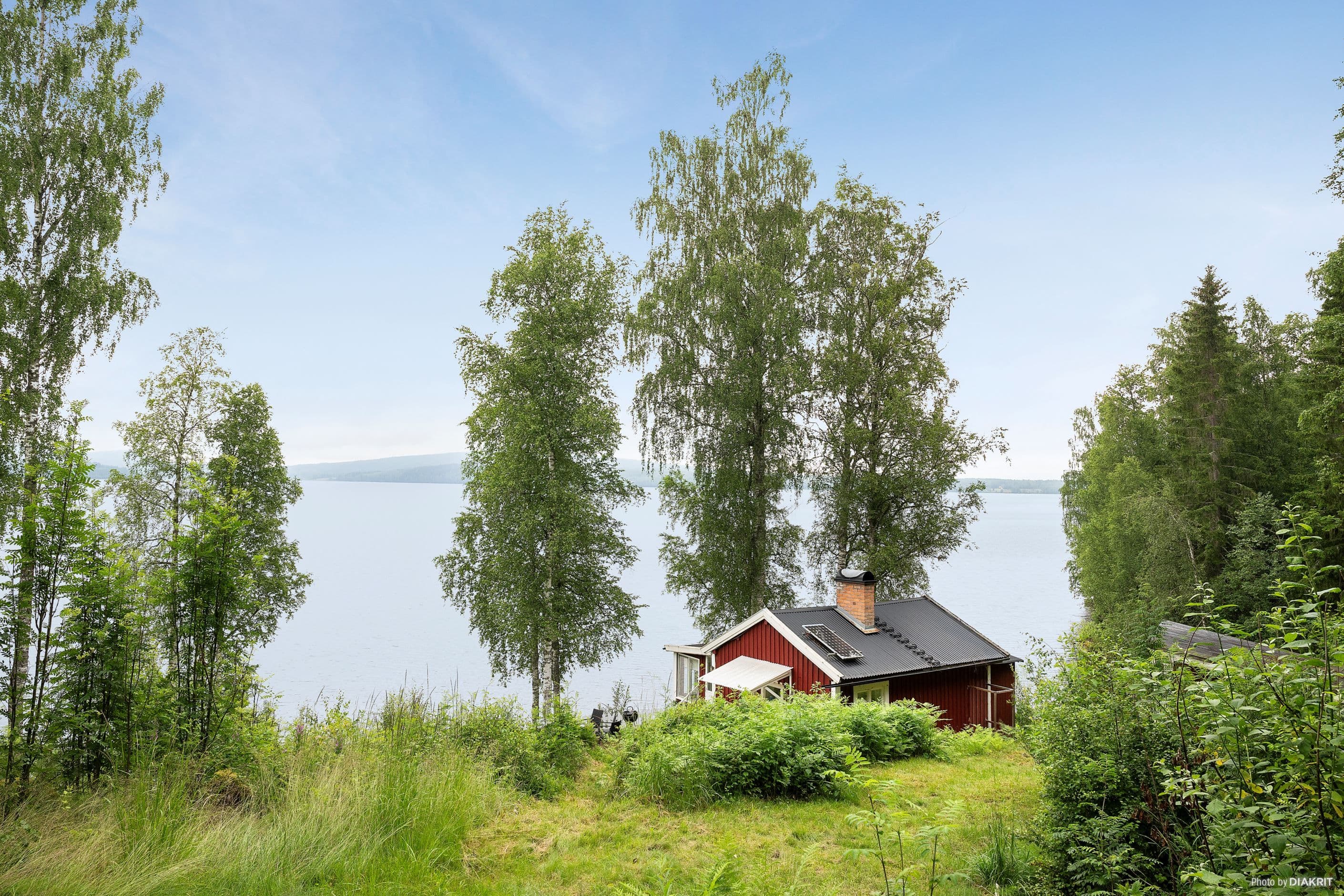 Vy från parkeringen över fastigheten