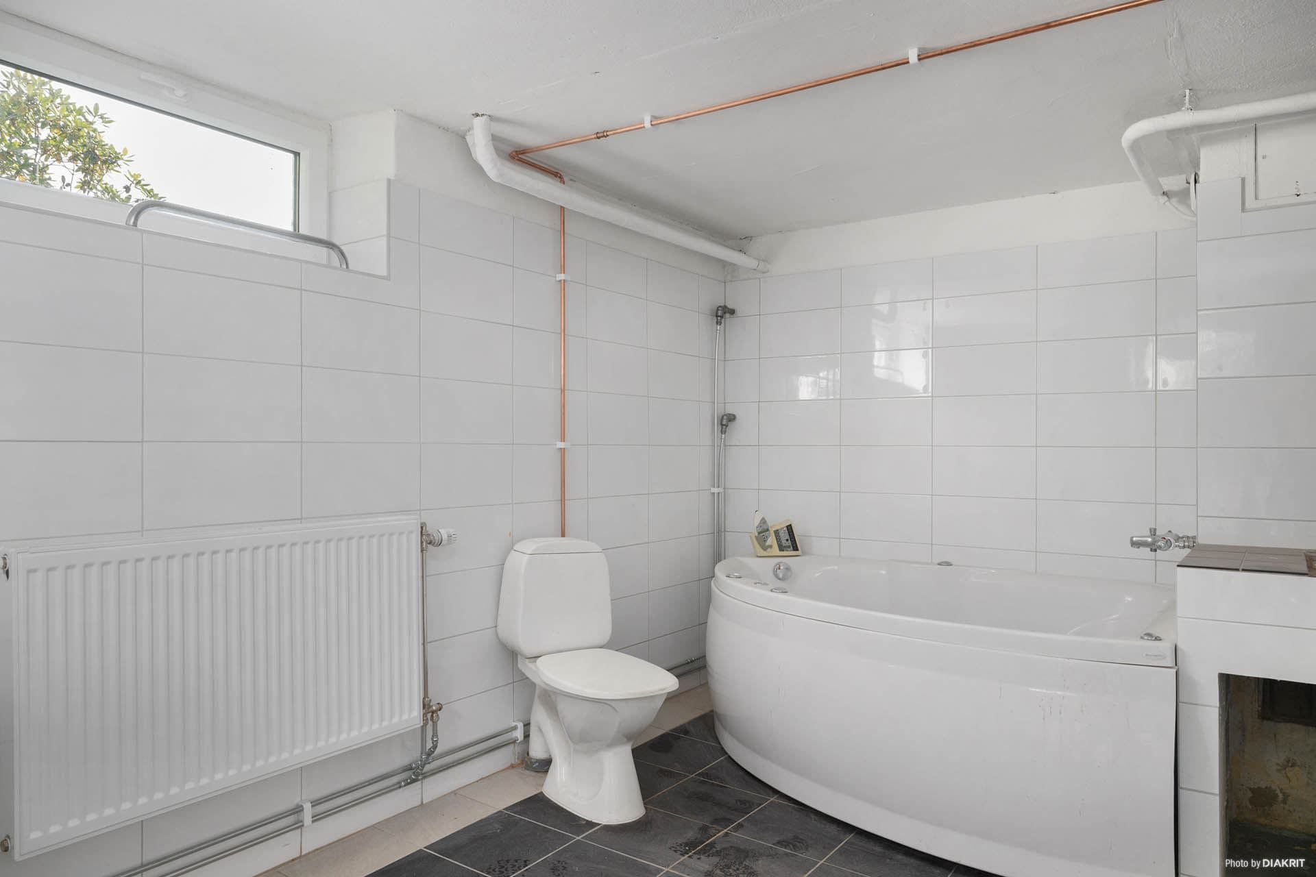 Källare Stort badrum med WC
