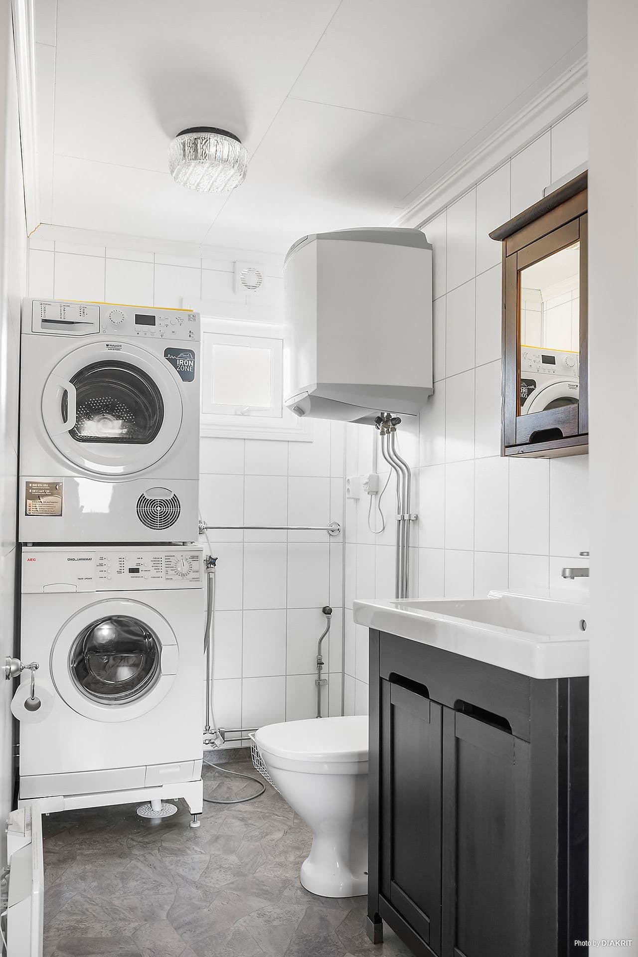 Toalett med WC och tvätt