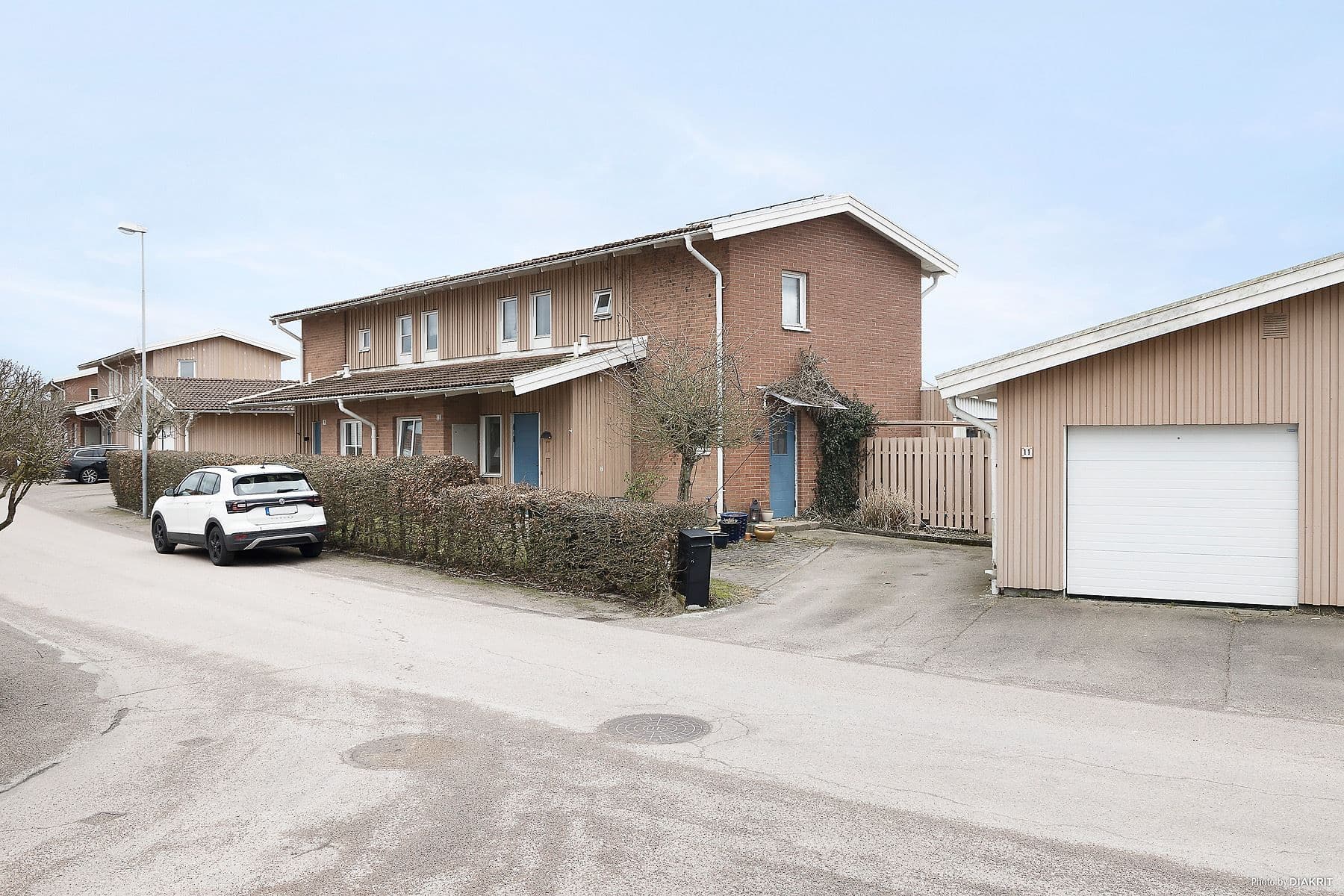 Bostadsrätt i parhus med eget garage och förråd att nyttja.