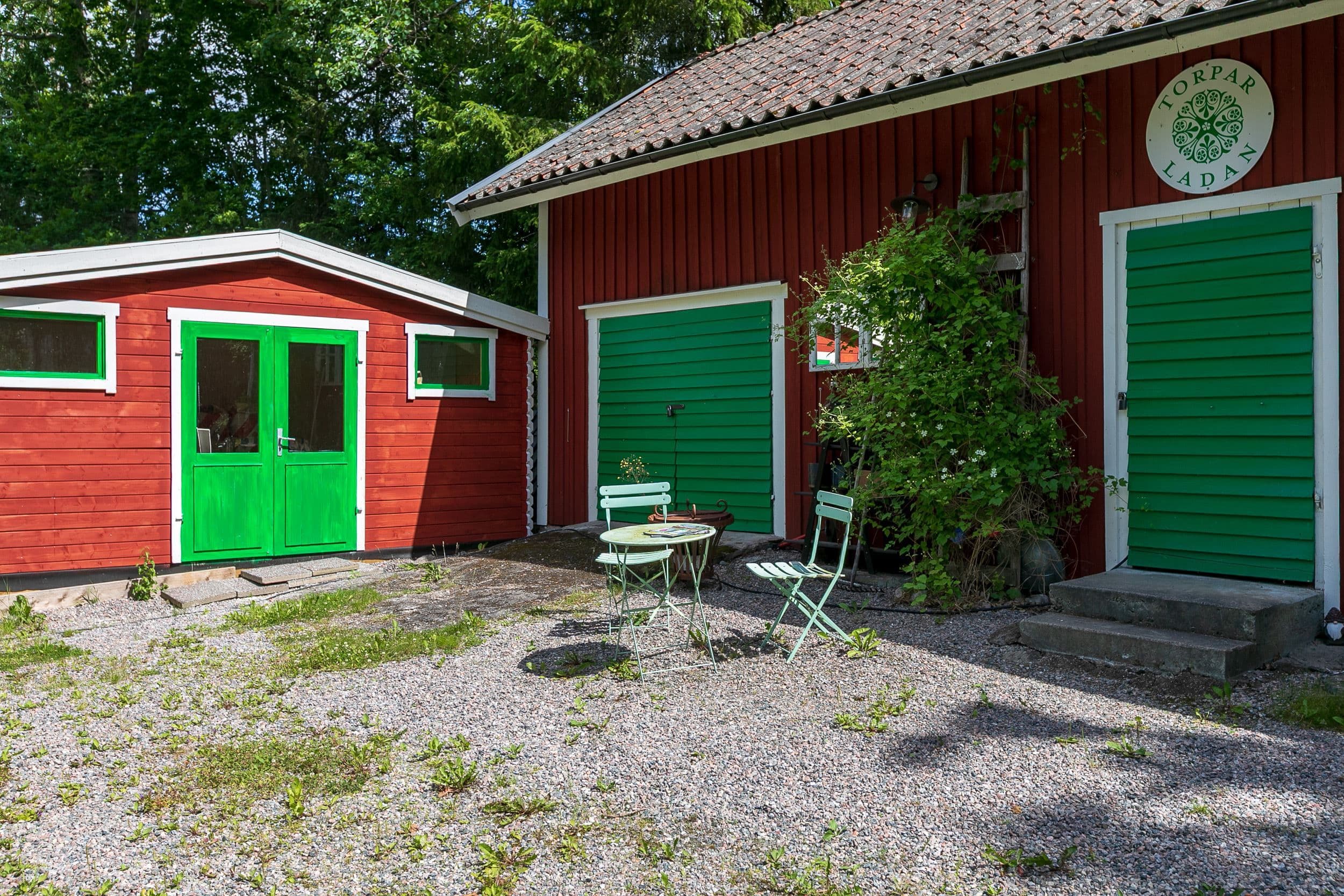 Lada med ny byggnad.