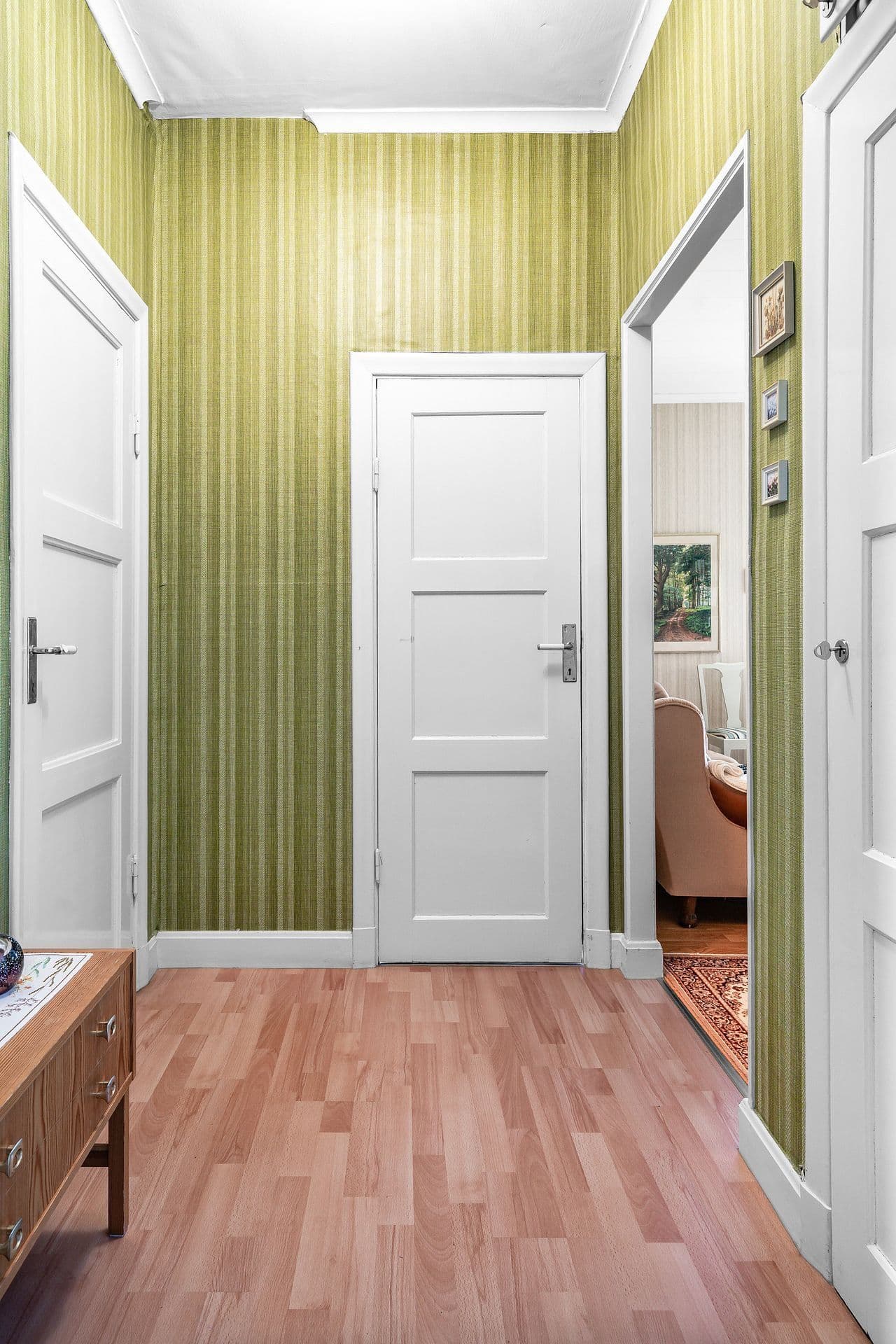 LGH 1, Hall