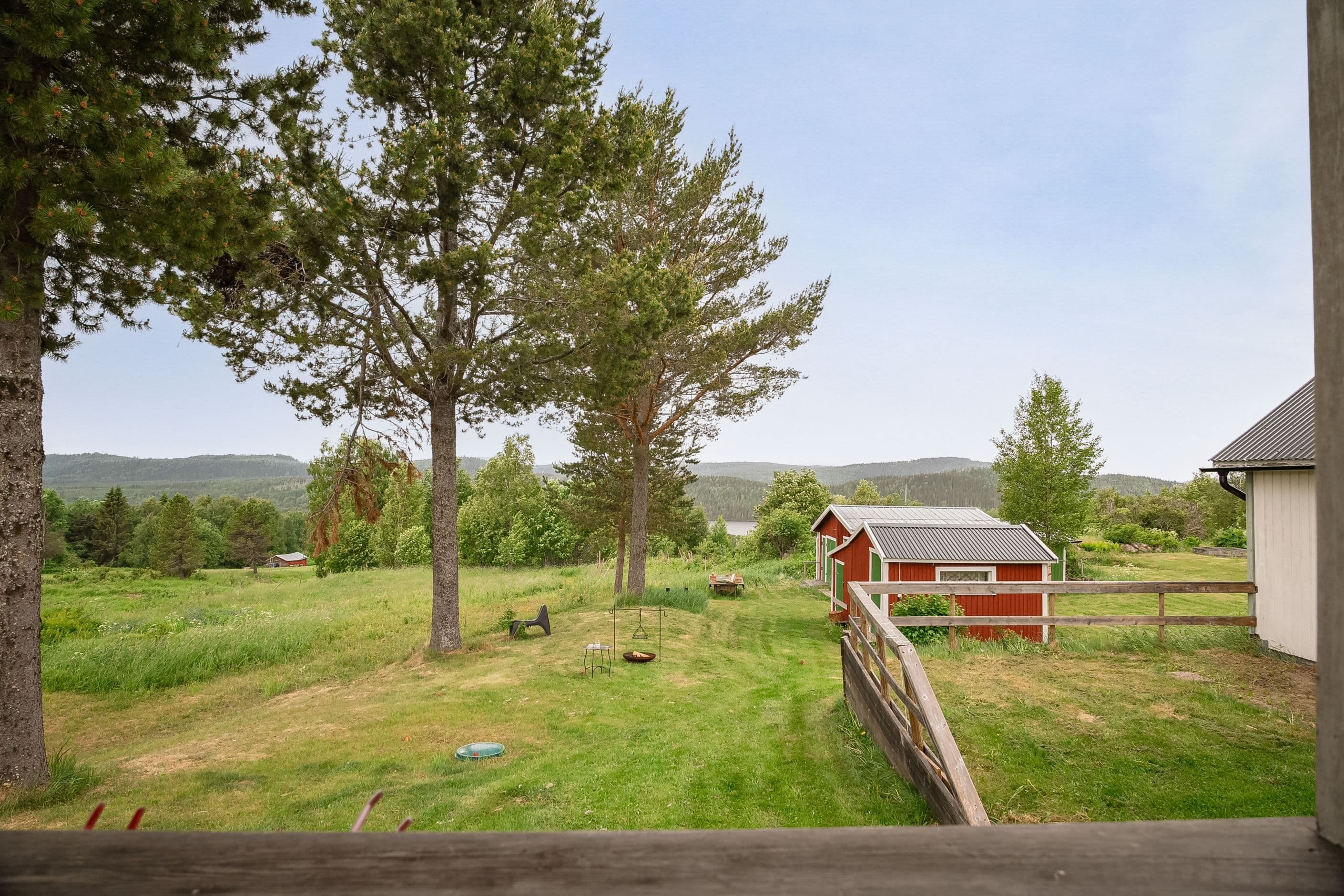 Vyn från uteplatsen ner mot sjön