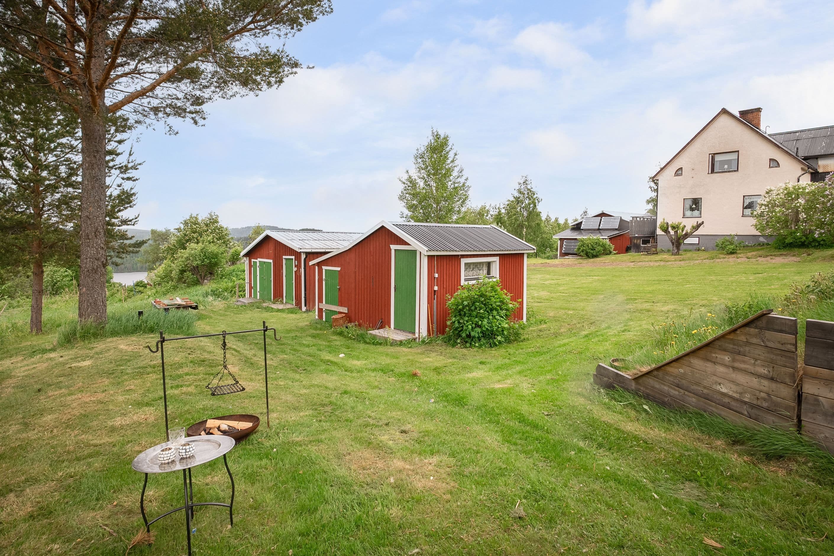 Gårdsvy över förråd/snickarbod