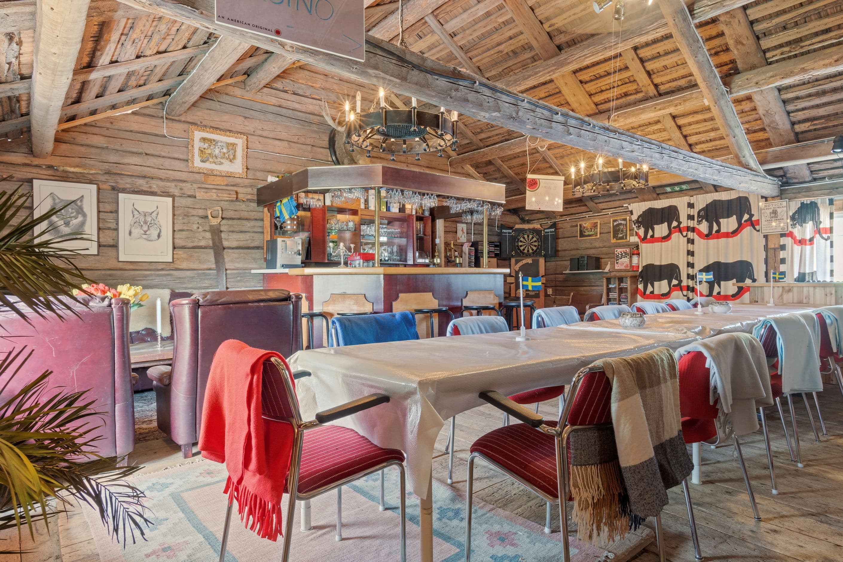 Festlokal/loge med en stor bar.