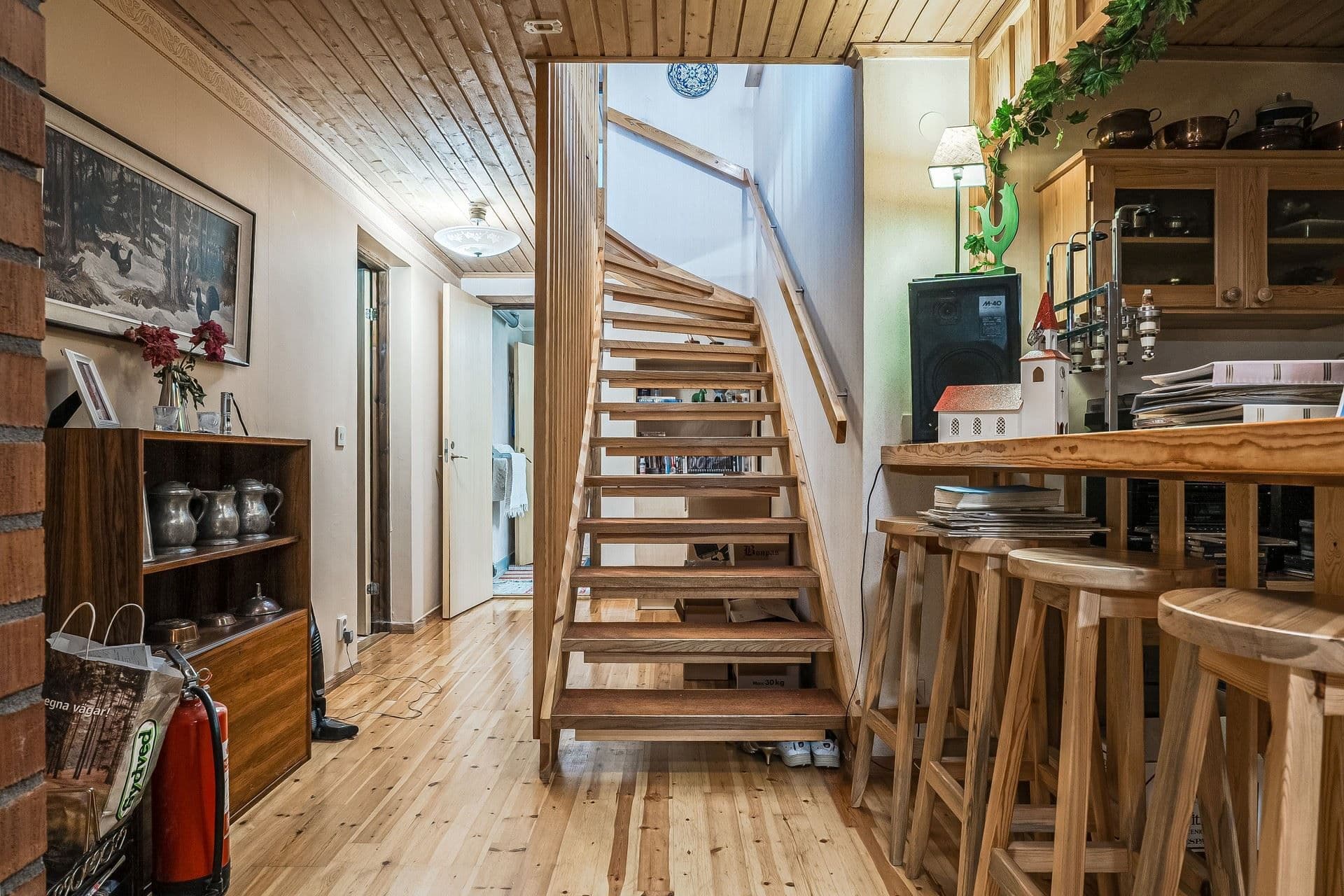 Välkomna till källaren med trevlig gillestuga och bar.