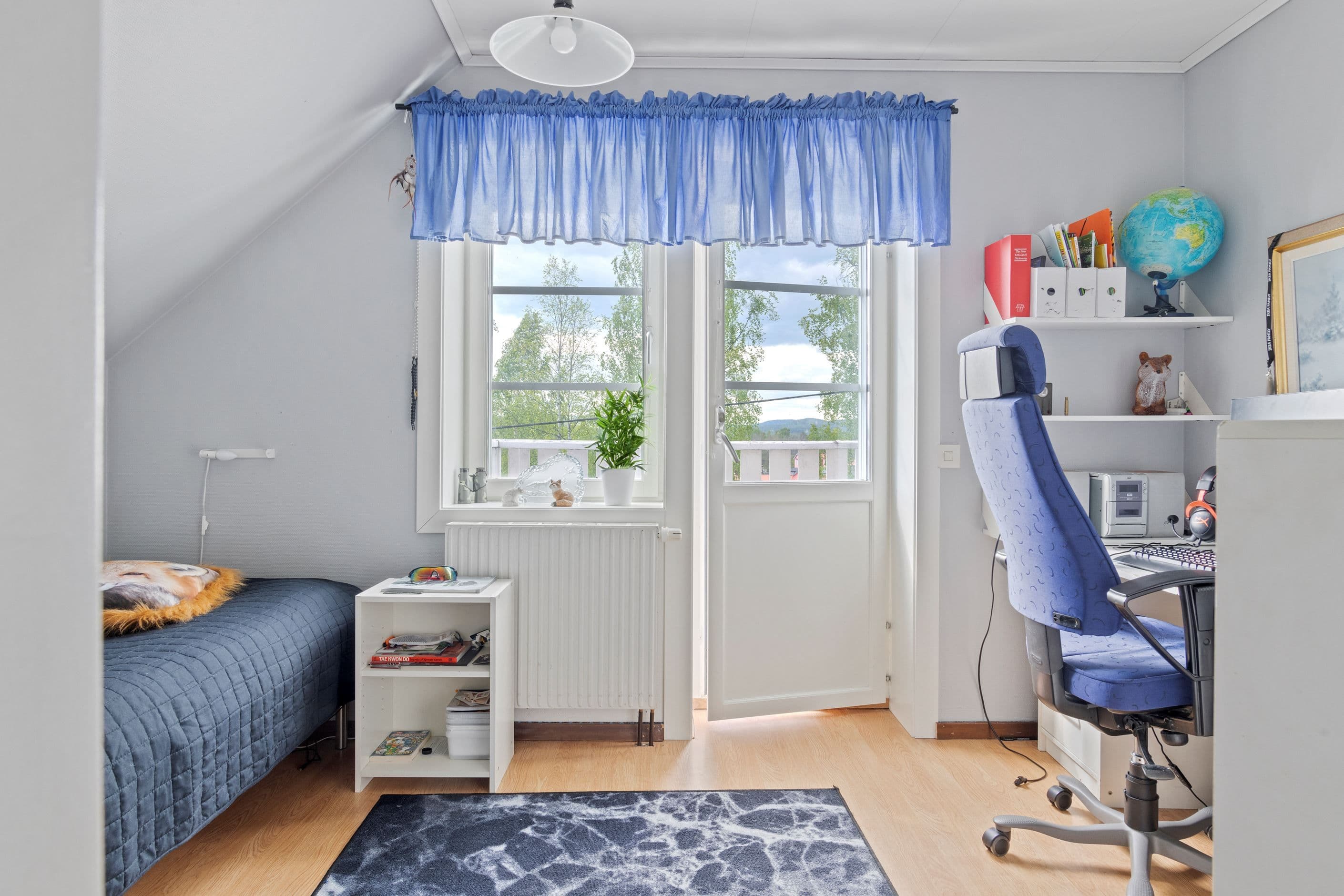 Sovrum övervåning med utgång till balkong