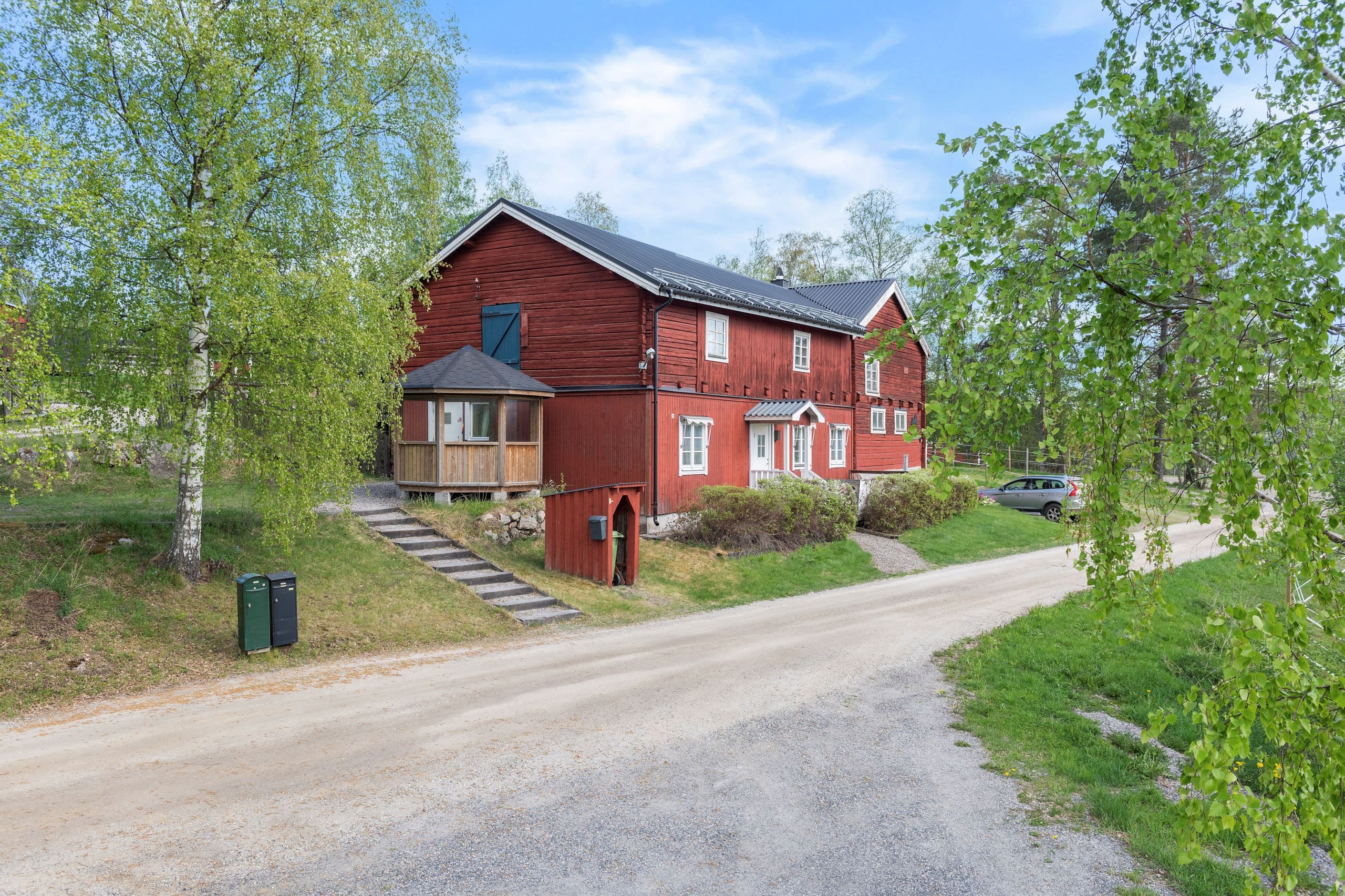 Ingång till uthyrningslägenhet samt kontorslokal på gaveln
