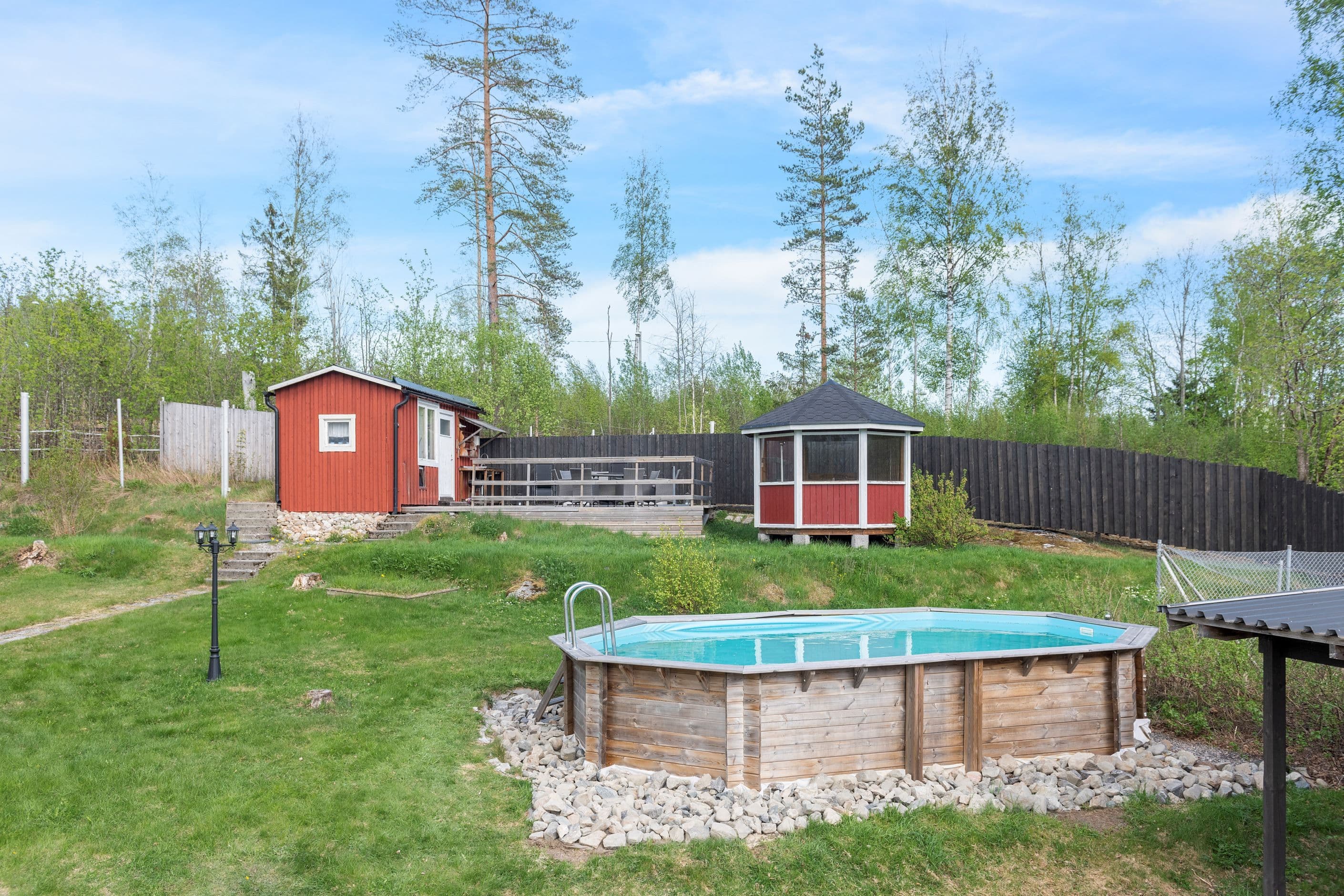 Pool och gäststuga med egen altan