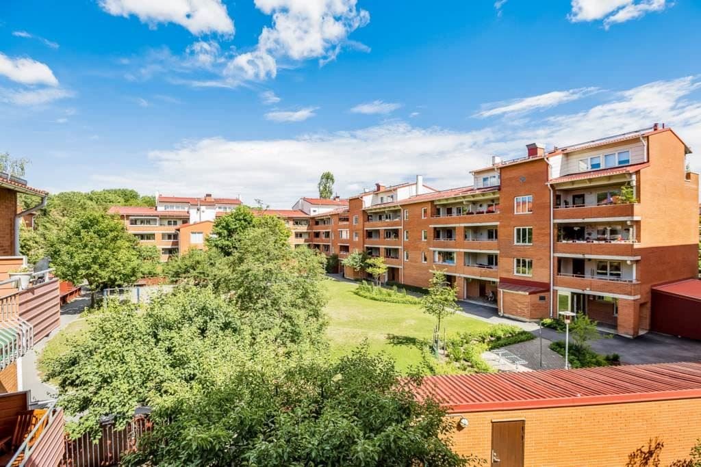 Vy från loftgången mot den trevliga innergården