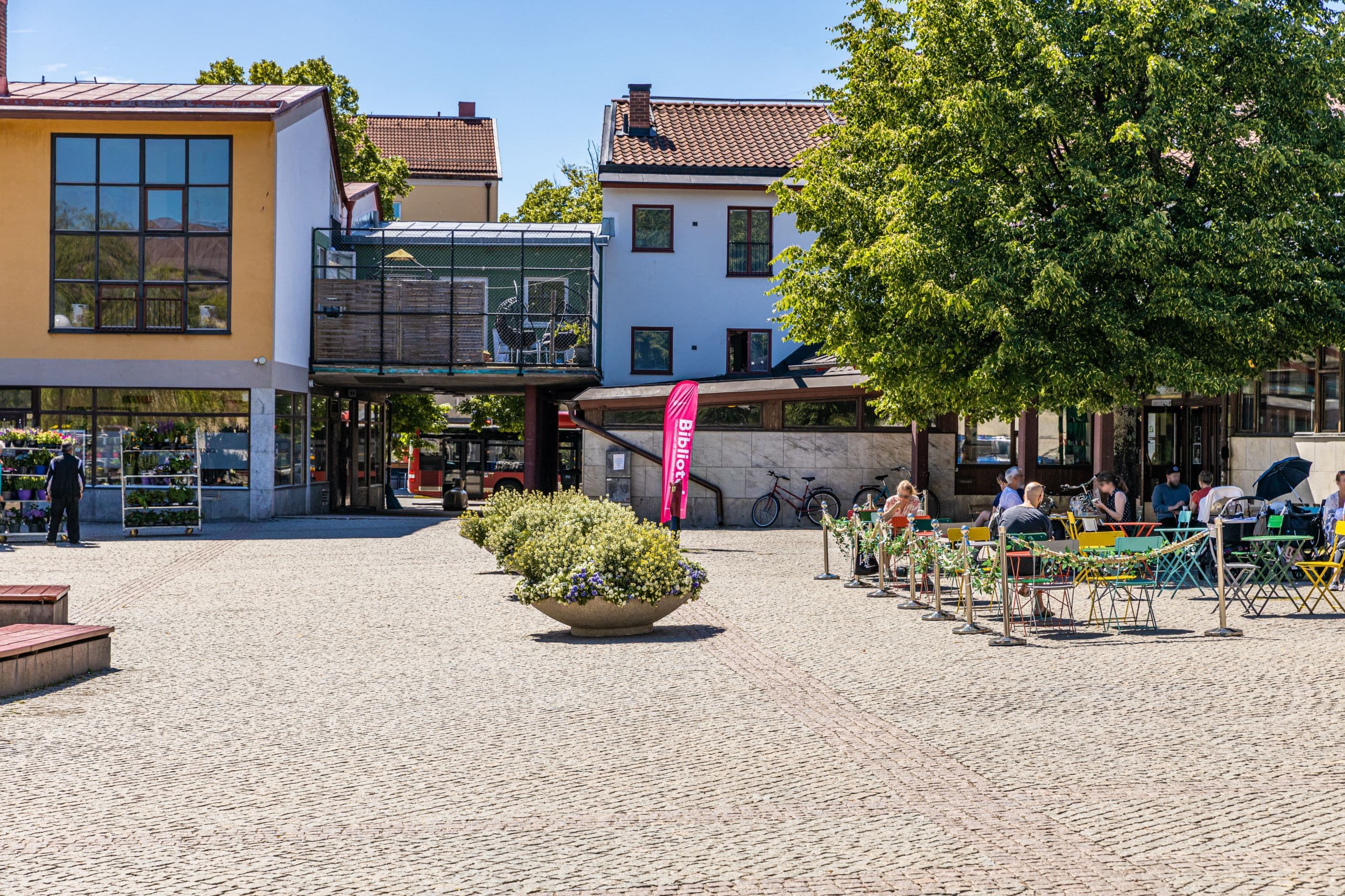 På torget finns både bibliotek och caféer