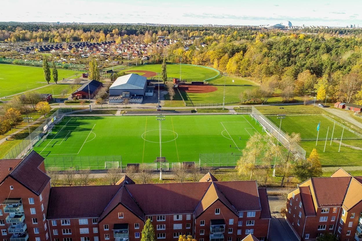 Skarpnäcks sportfält i närheten