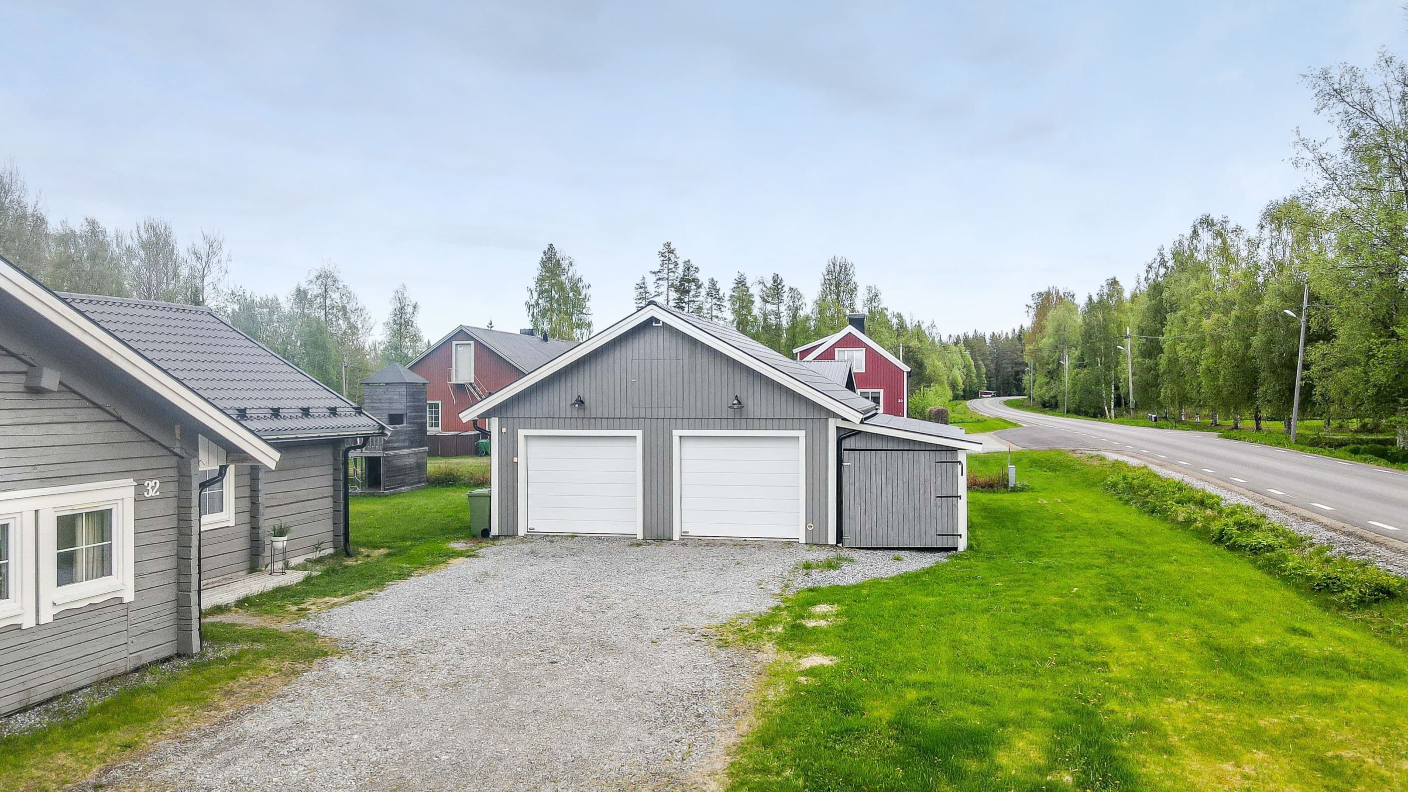 Dubbelt varmgarage med förrådsdel