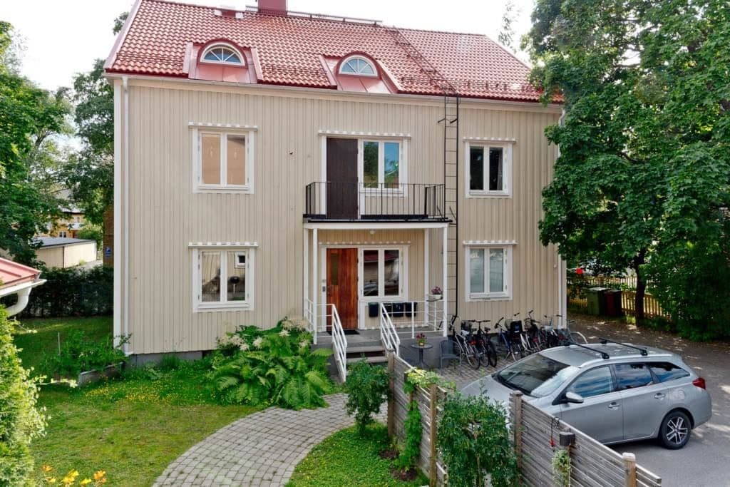 Huvudbyggnad med tvättstuga, bastu och relax