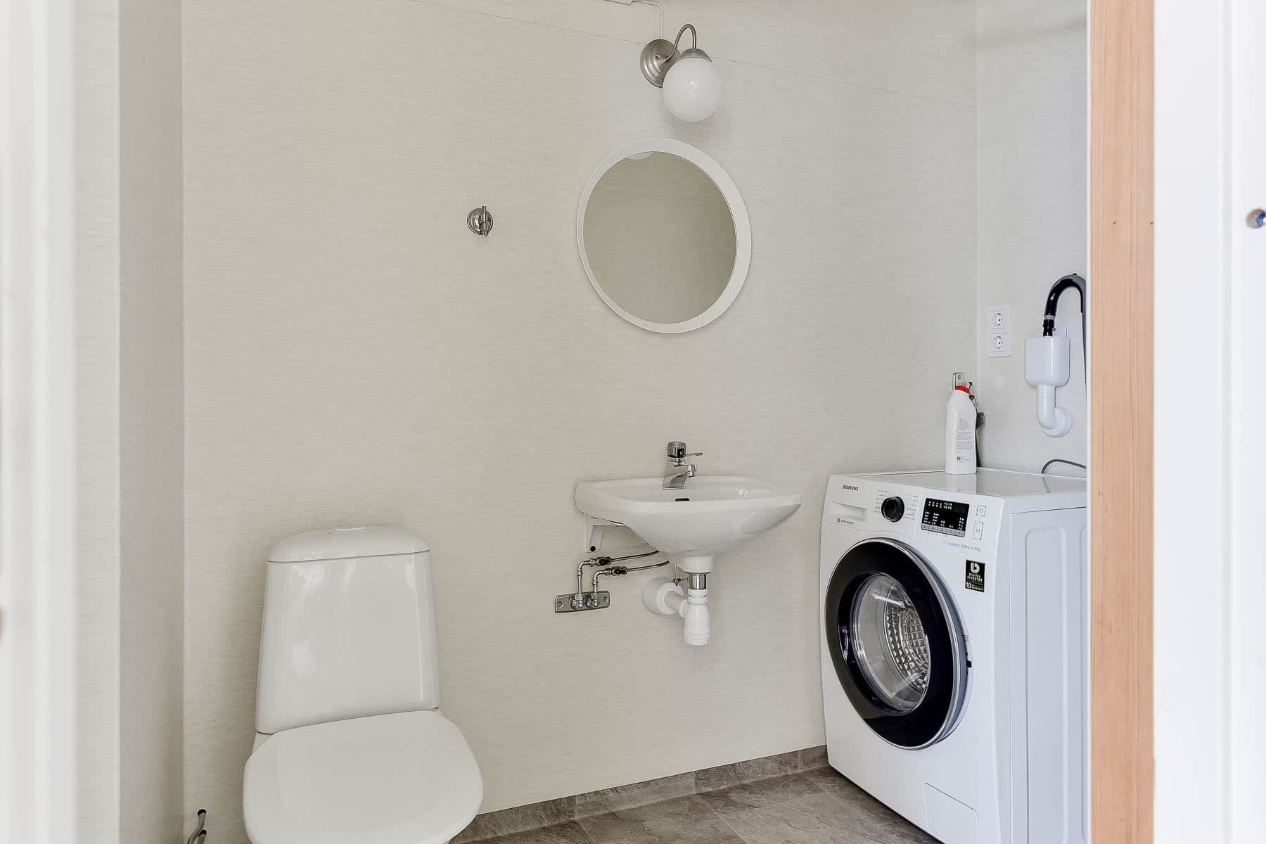 Wc/Tvätt övervåning huvudbyggnad