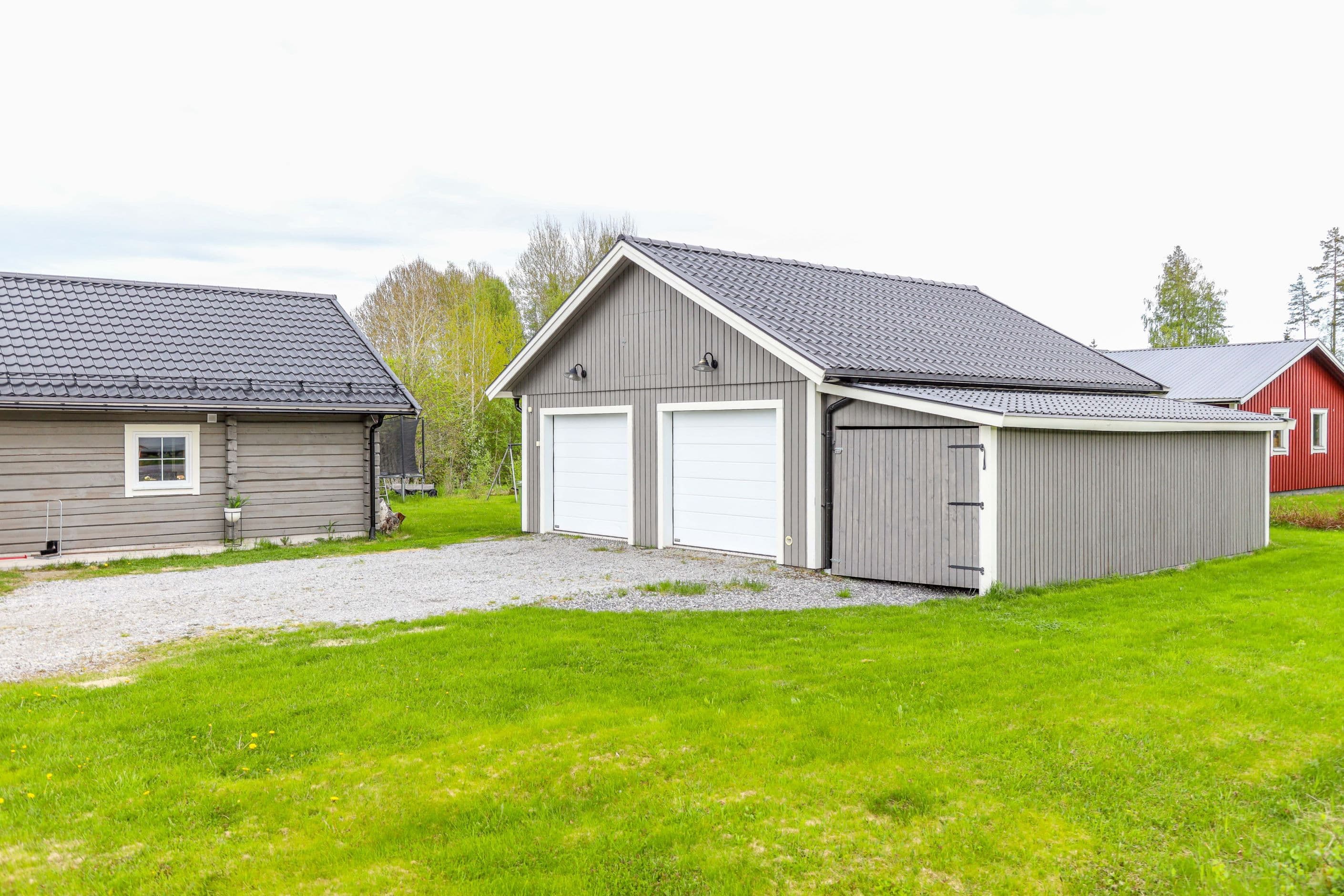 Dubbelt varmgarage med förrådsdel
