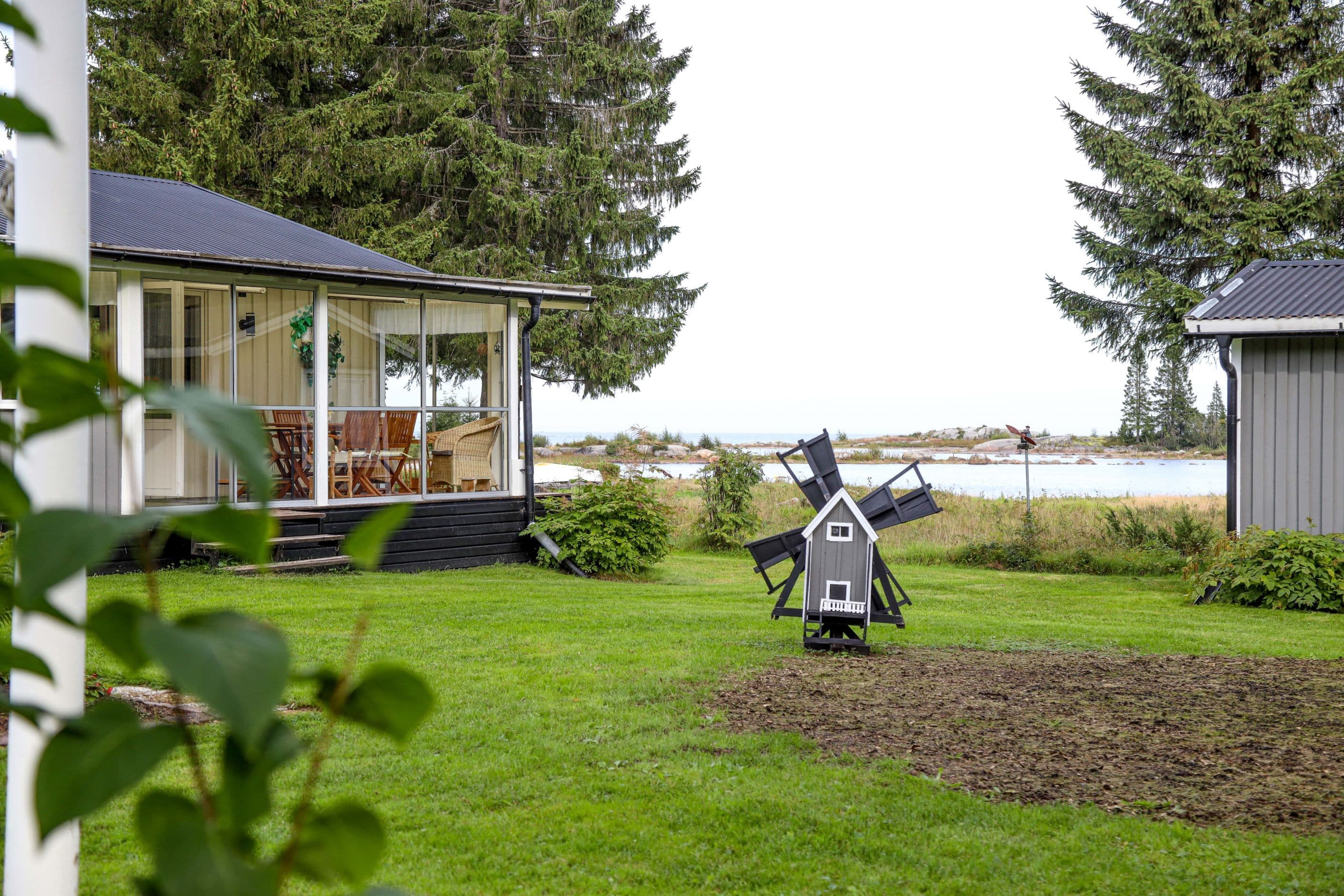 Mellan huset och gäststugan