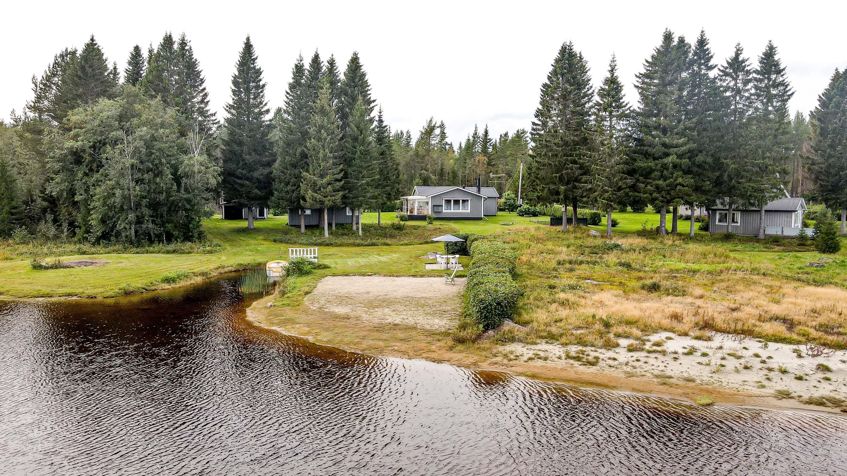 Vid havet upp mot stugan