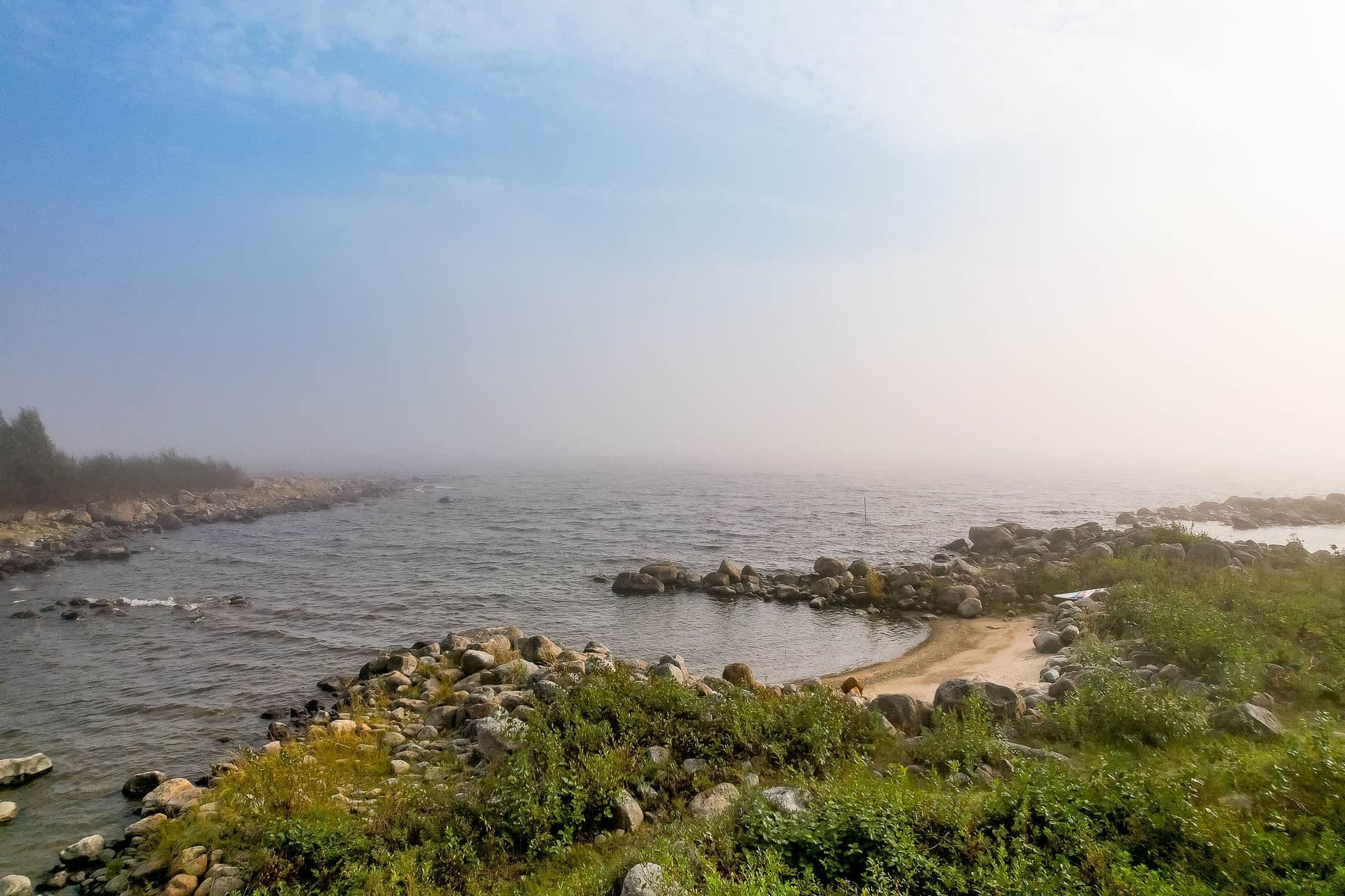 Liten badstrand precis nedanför tomten.