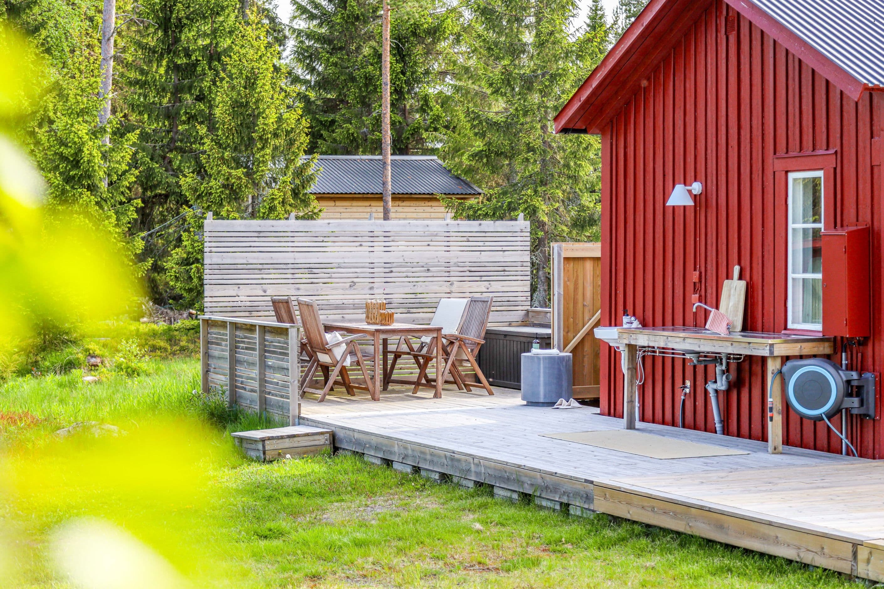 Uteplats baksida med utekök och dusch