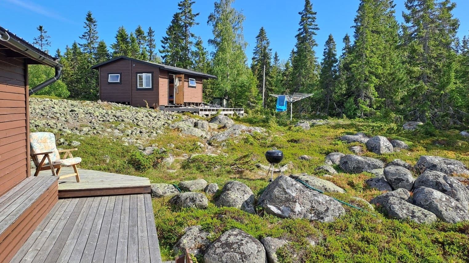 Komplementbyggnaden  sedd från stugan, säljarens bild