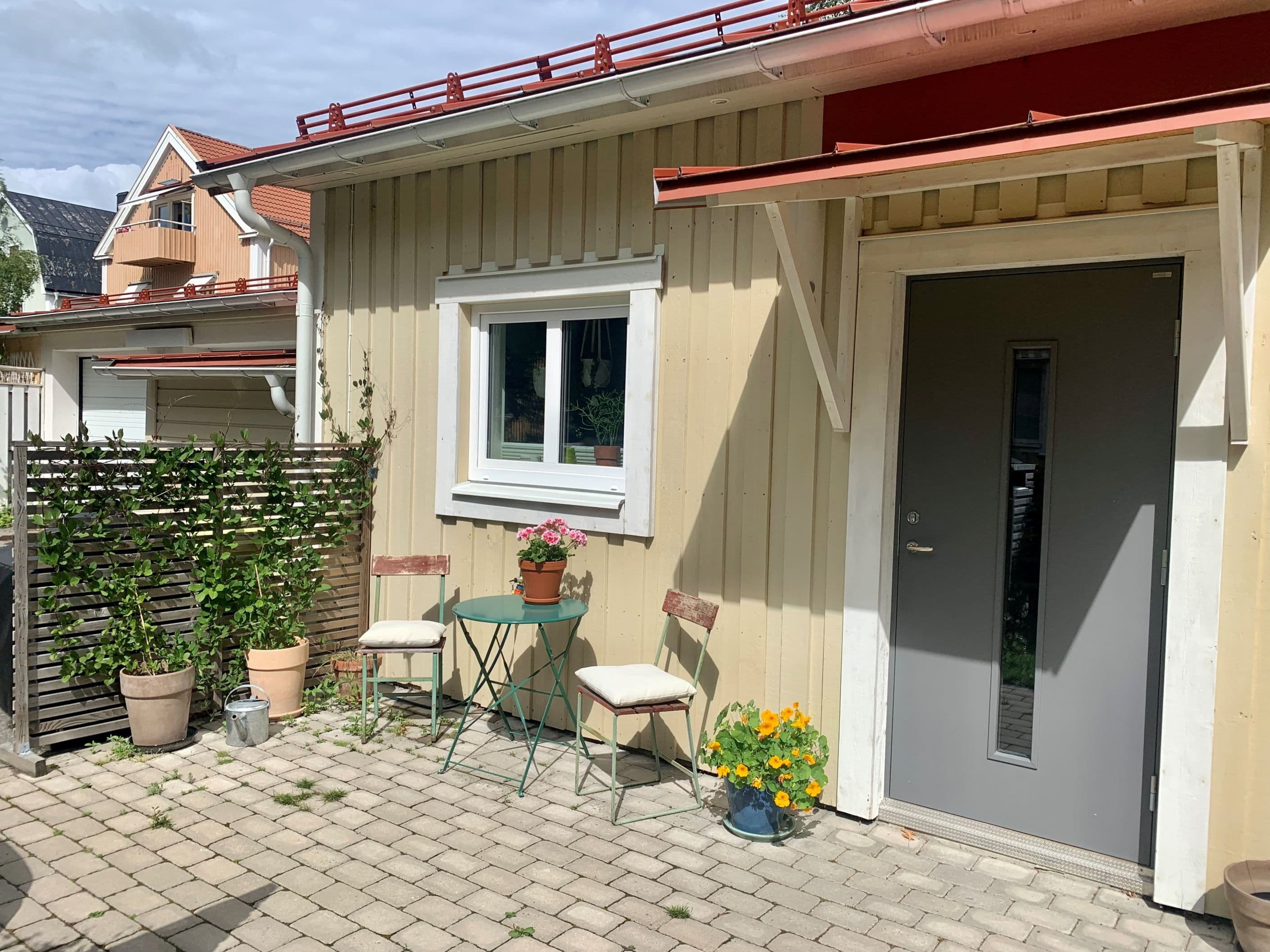 Stenlagd uteplats i söderläge