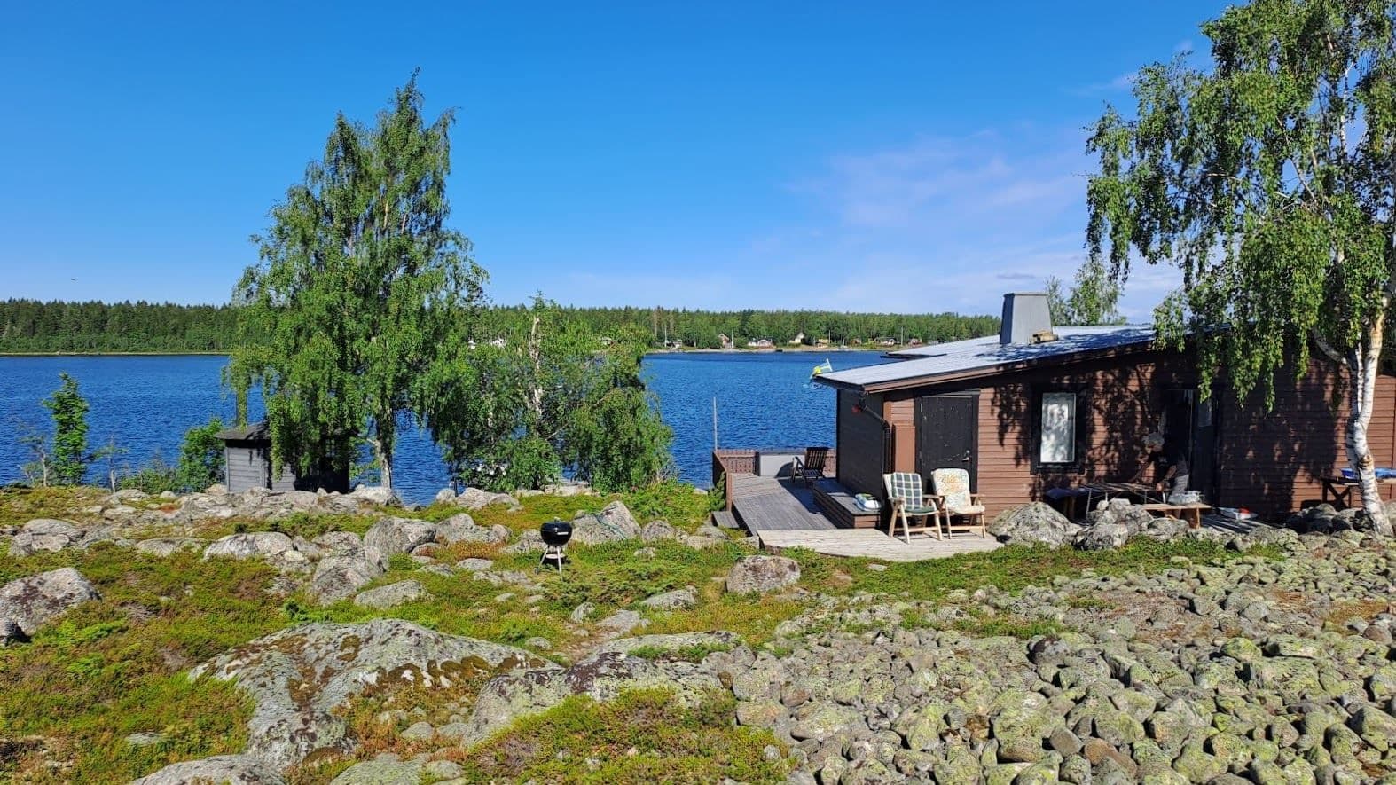 Stugan sett uppifrån komplementbyggnaden, säljarens bild
