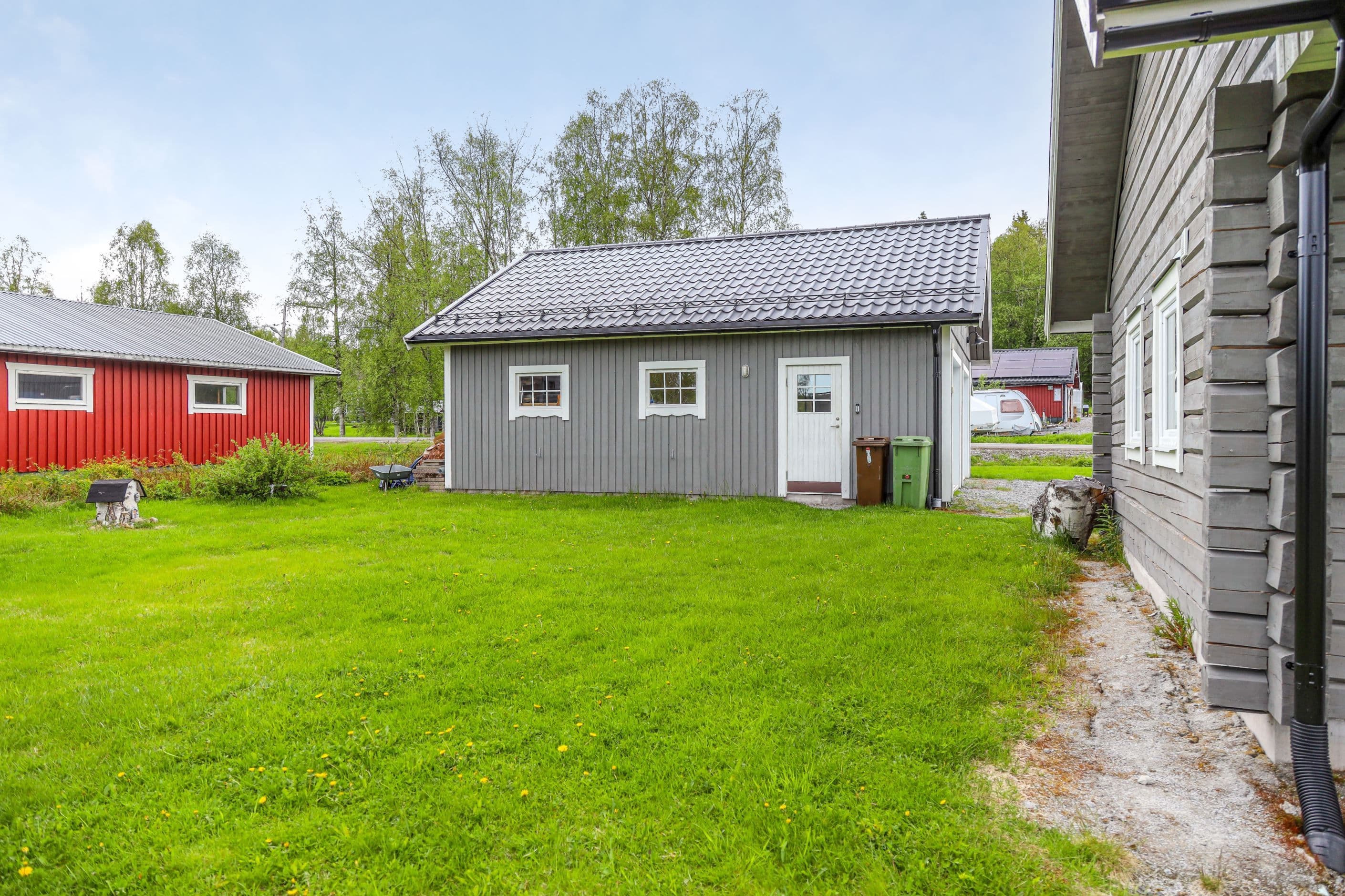 Dubbelt varmgarage med förrådsdel