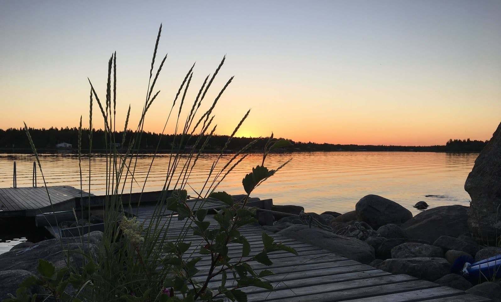 Flytbryygan och dess landgång i solnedgången, säljarens bild