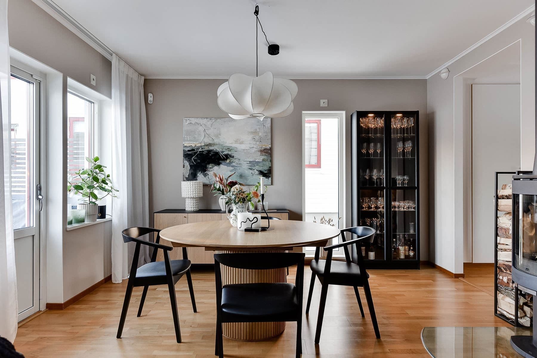 Vardagsrum med salongsdel