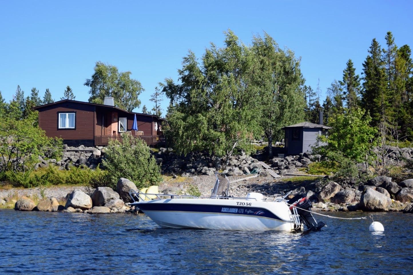 Stugan och bastun sett från havet, säljarens bild