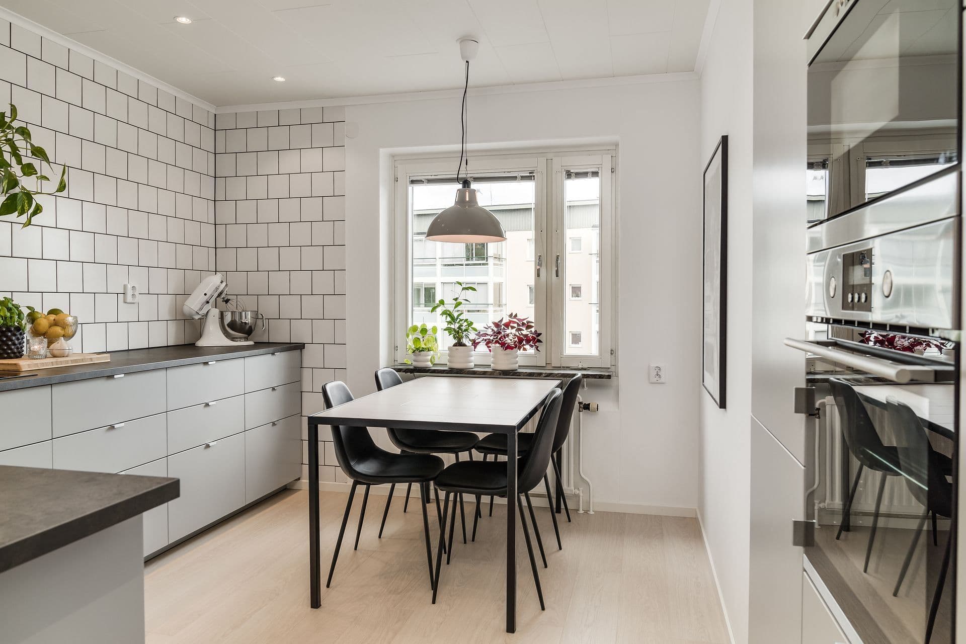 Kök med plats för separat matgrupp