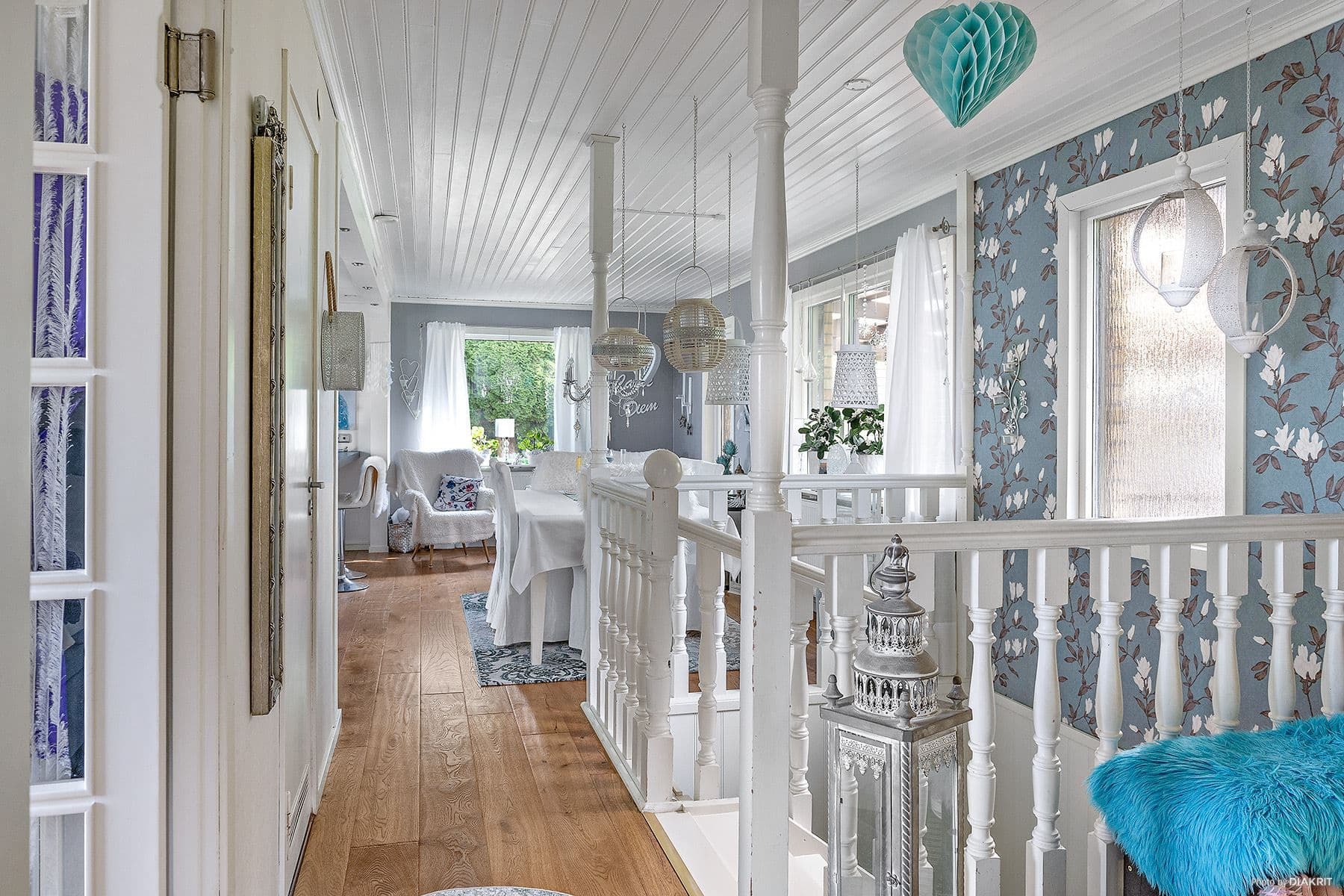 Ljus och trevlig hall med vy mot kök och matplats.