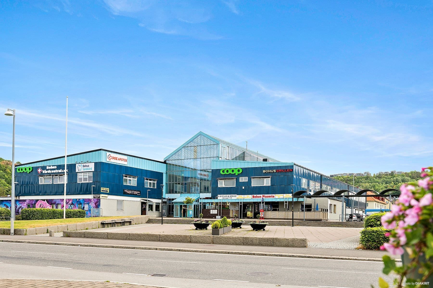 Bohus Centrum med vårdcentral, matbutiker och mycket mer.