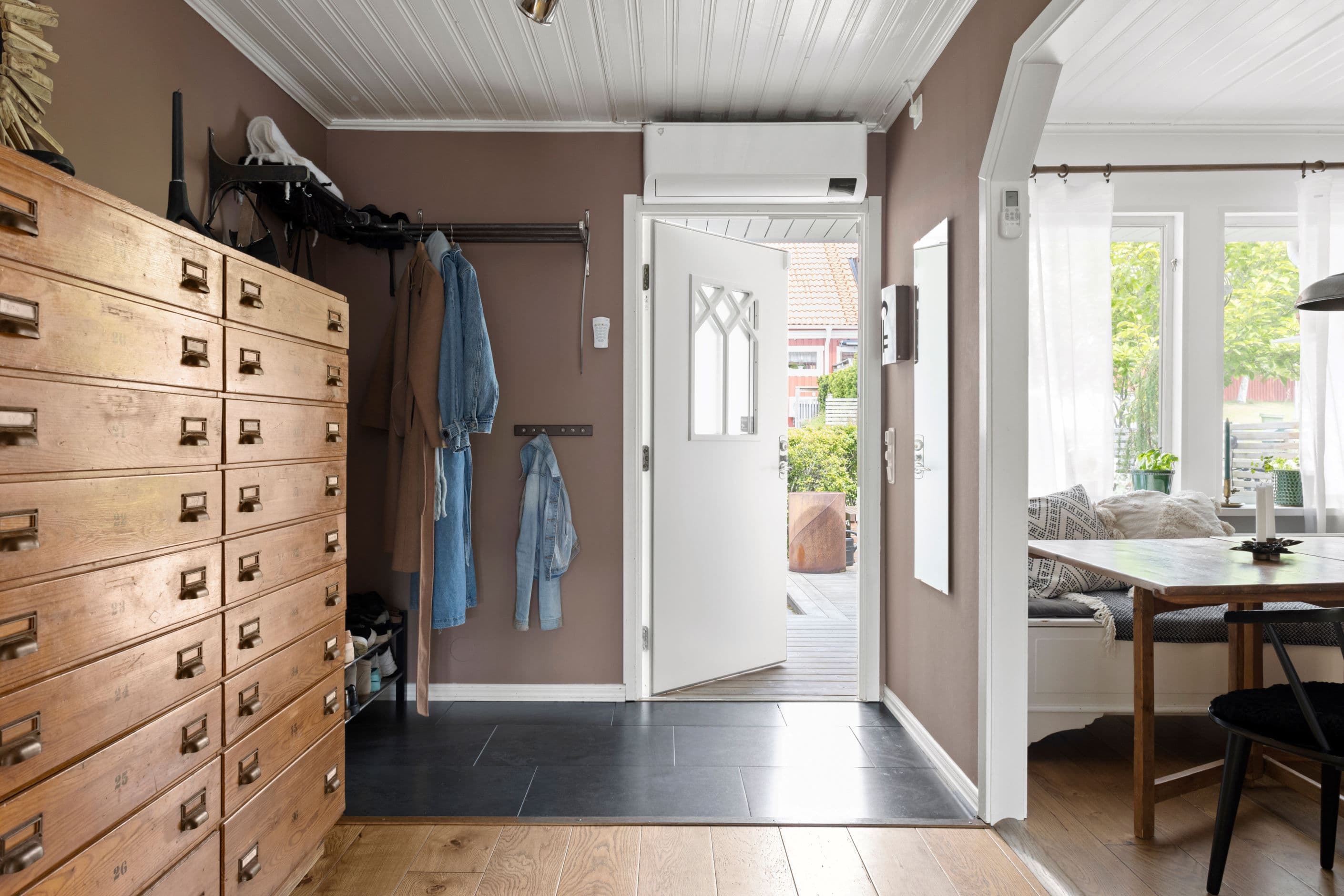 Välkomnande hall med plats för avhängning.