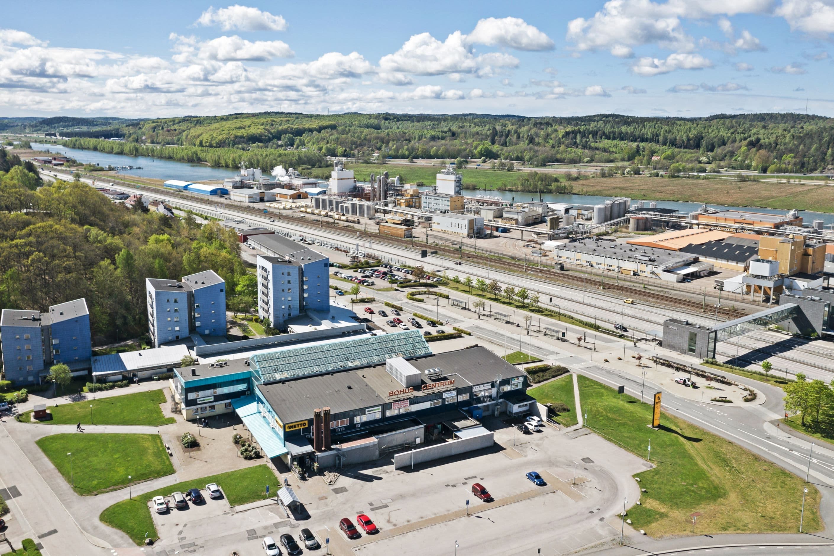 I Bohus centrum finns service, matbutik och pendeltåg till Göteborg.