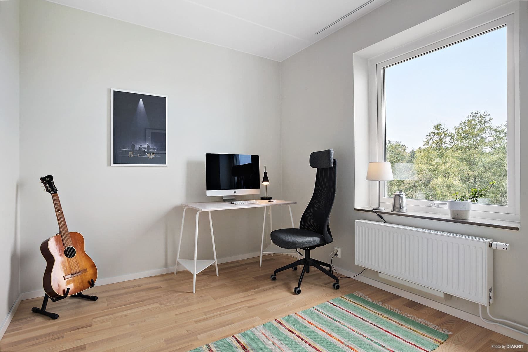 Rum nr 2 intill kök, perfekt som sovrum, hemma kontor eller hobbyrum.