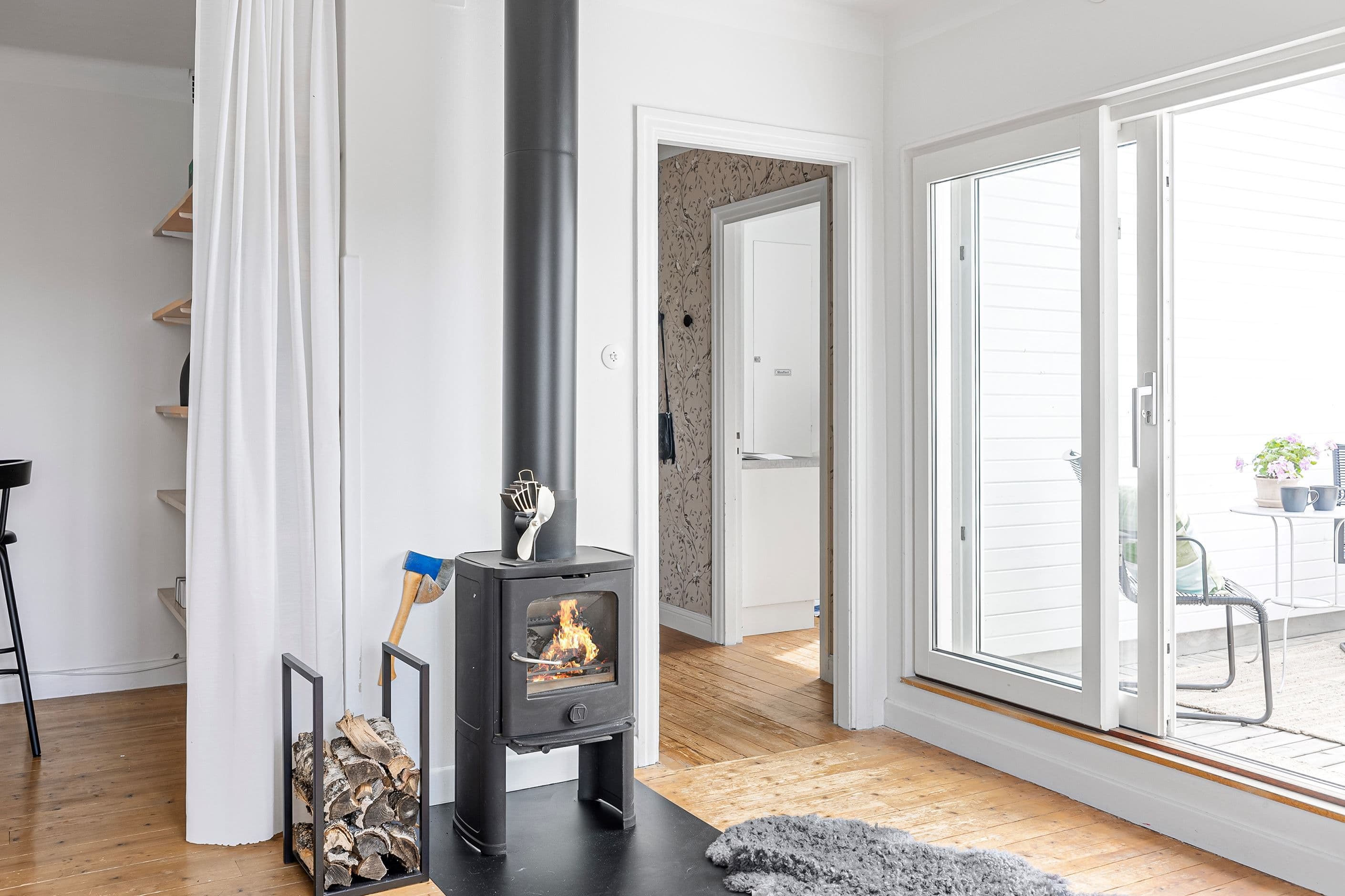 Vardagsrum med kamin