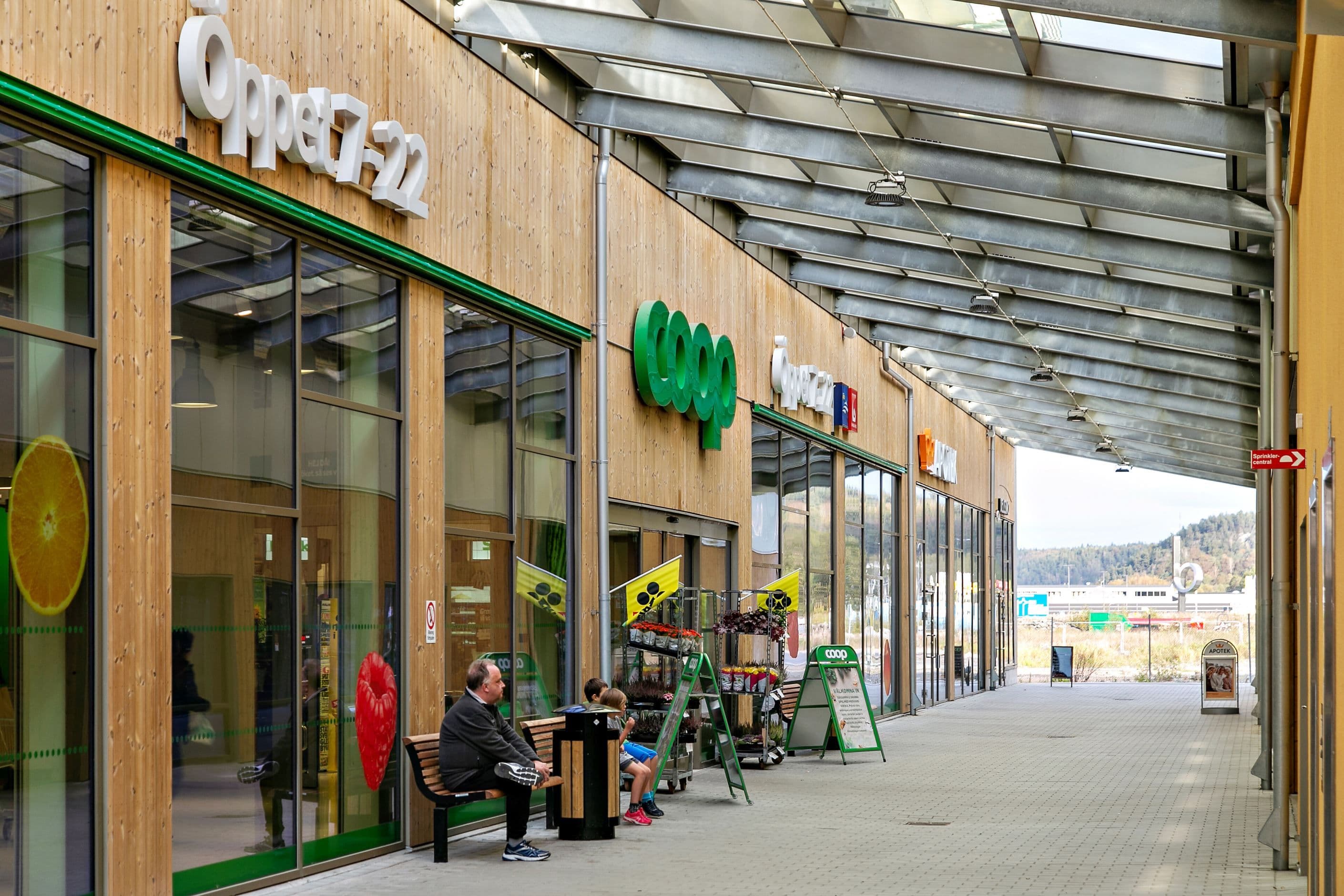 Stor och välsorterad COOP butik med intilliggande restaurang, apotek och gym vid Partille Port