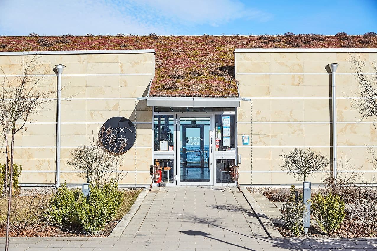 Restaurang Sjön bara ett kvarter bort.